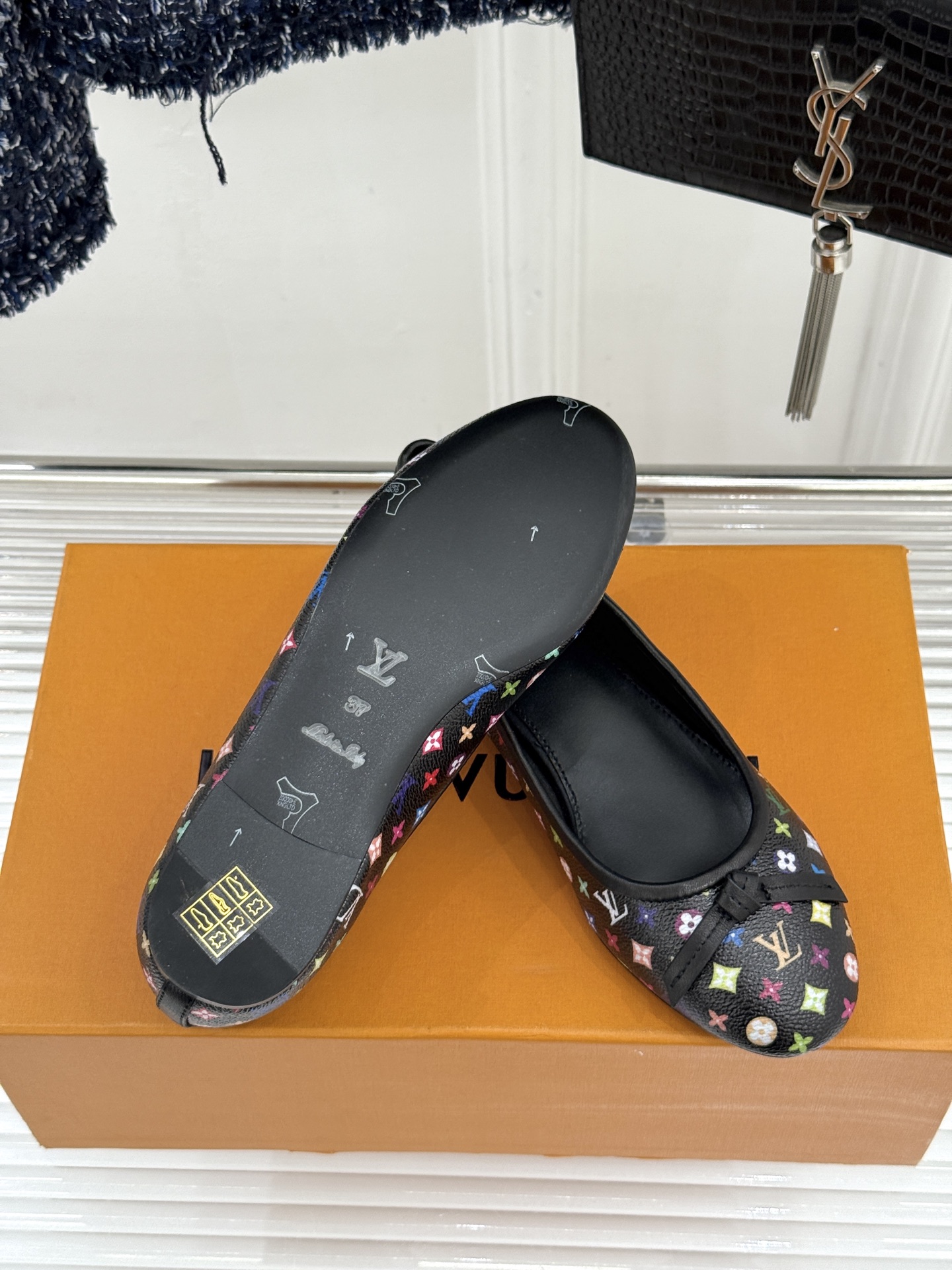 L*V驴家经典老花蝴蝶结芭蕾舞鞋以芭蕾韵律 续写LV经典传奇。将品牌标志性老花与蝴蝶结精妙融合重塑法式优