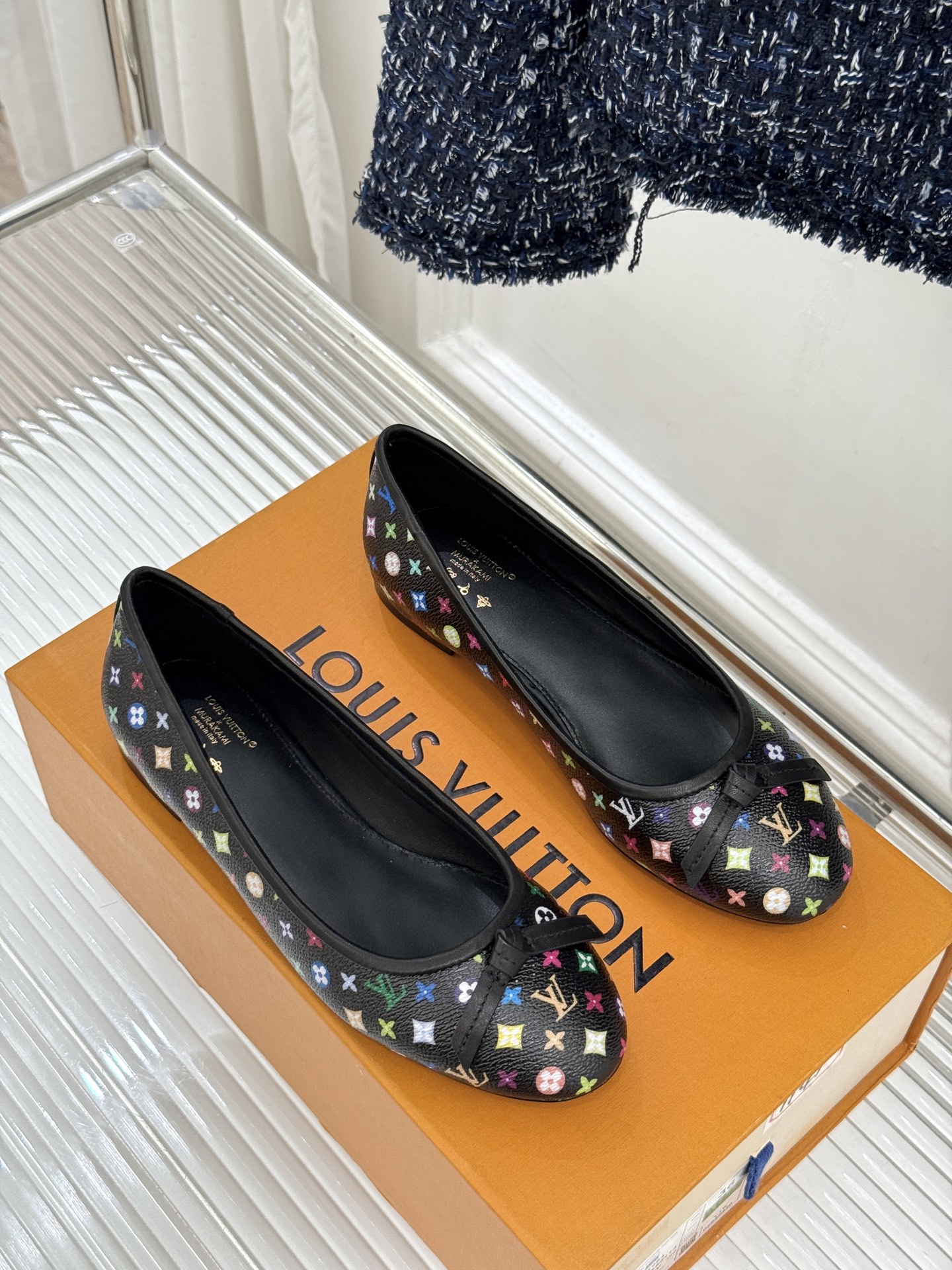 L*V驴家经典老花蝴蝶结芭蕾舞鞋以芭蕾韵律 续写LV经典传奇。将品牌标志性老花与蝴蝶结精妙融合重塑法式优