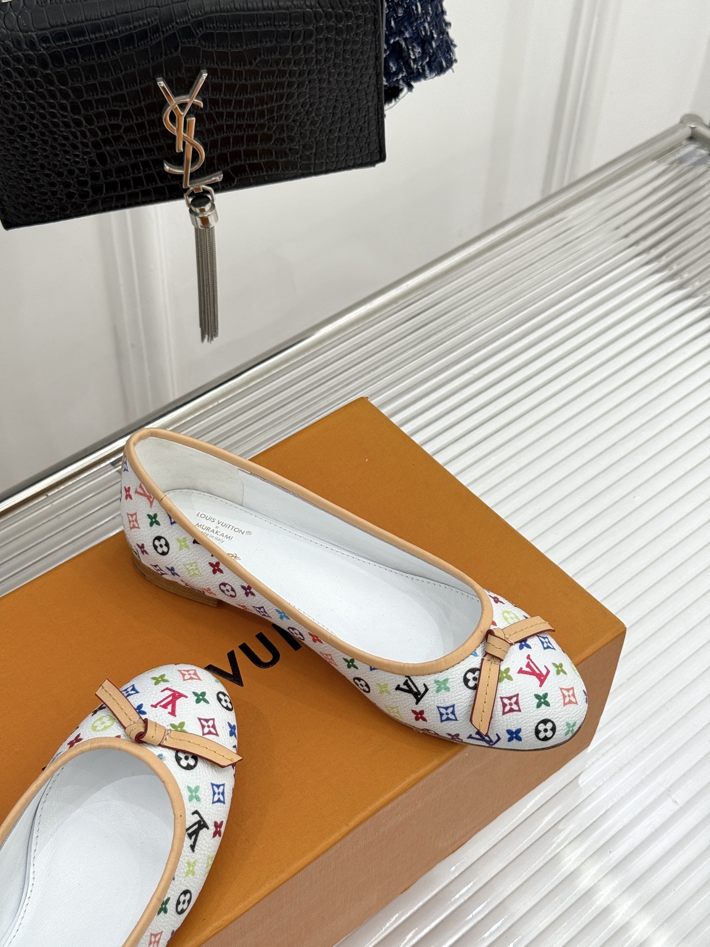 L*V驴家经典老花蝴蝶结芭蕾舞鞋以芭蕾韵律 续写LV经典传奇。将品牌标志性老花与蝴蝶结精妙融合重塑法式优