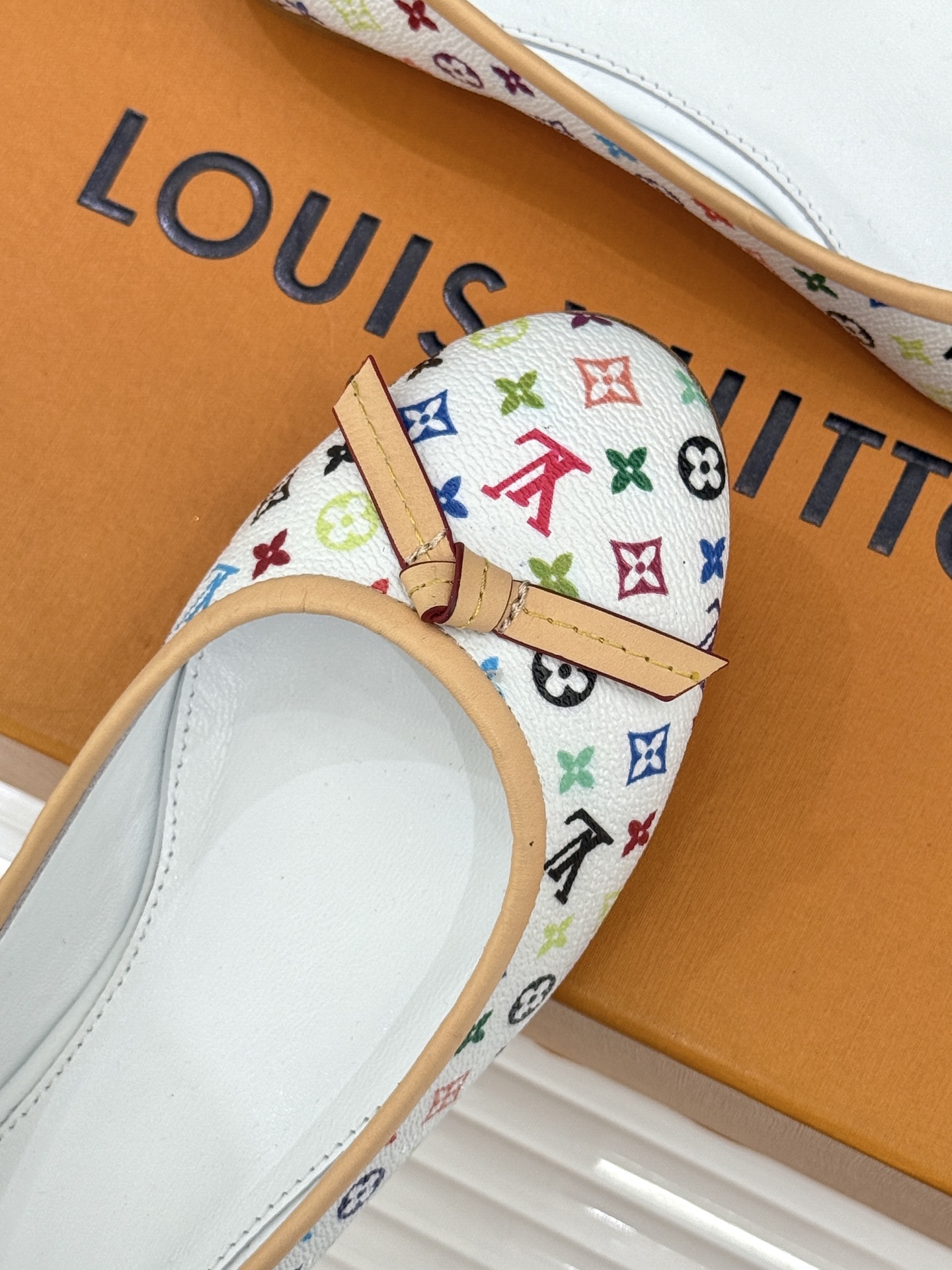 L*V驴家经典老花蝴蝶结芭蕾舞鞋以芭蕾韵律 续写LV经典传奇。将品牌标志性老花与蝴蝶结精妙融合重塑法式优