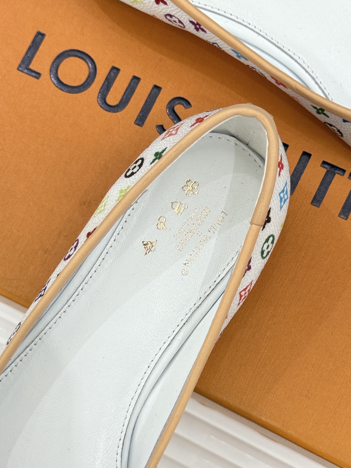 L*V驴家经典老花蝴蝶结芭蕾舞鞋以芭蕾韵律 续写LV经典传奇。将品牌标志性老花与蝴蝶结精妙融合重塑法式优