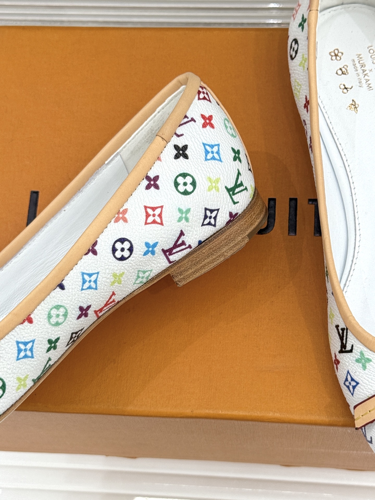 L*V驴家经典老花蝴蝶结芭蕾舞鞋以芭蕾韵律 续写LV经典传奇。将品牌标志性老花与蝴蝶结精妙融合重塑法式优