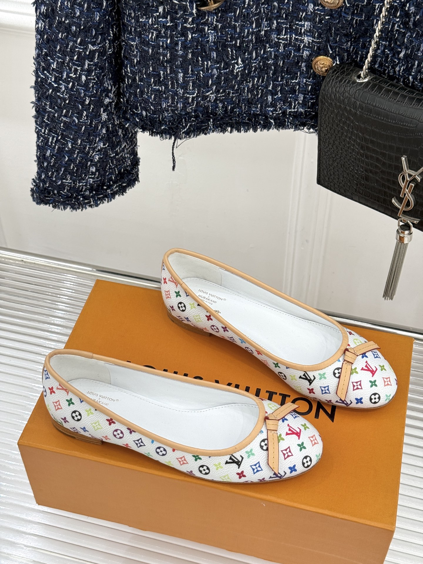 L*V驴家经典老花蝴蝶结芭蕾舞鞋以芭蕾韵律 续写LV经典传奇。将品牌标志性老花与蝴蝶结精妙融合重塑法式优