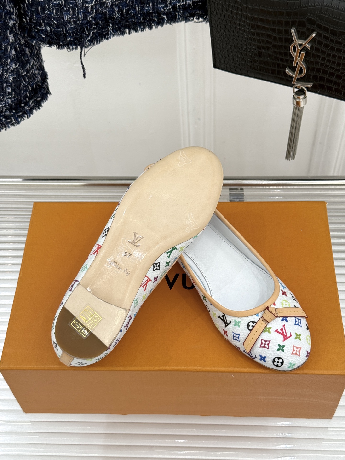 L*V驴家经典老花蝴蝶结芭蕾舞鞋以芭蕾韵律 续写LV经典传奇。将品牌标志性老花与蝴蝶结精妙融合重塑法式优