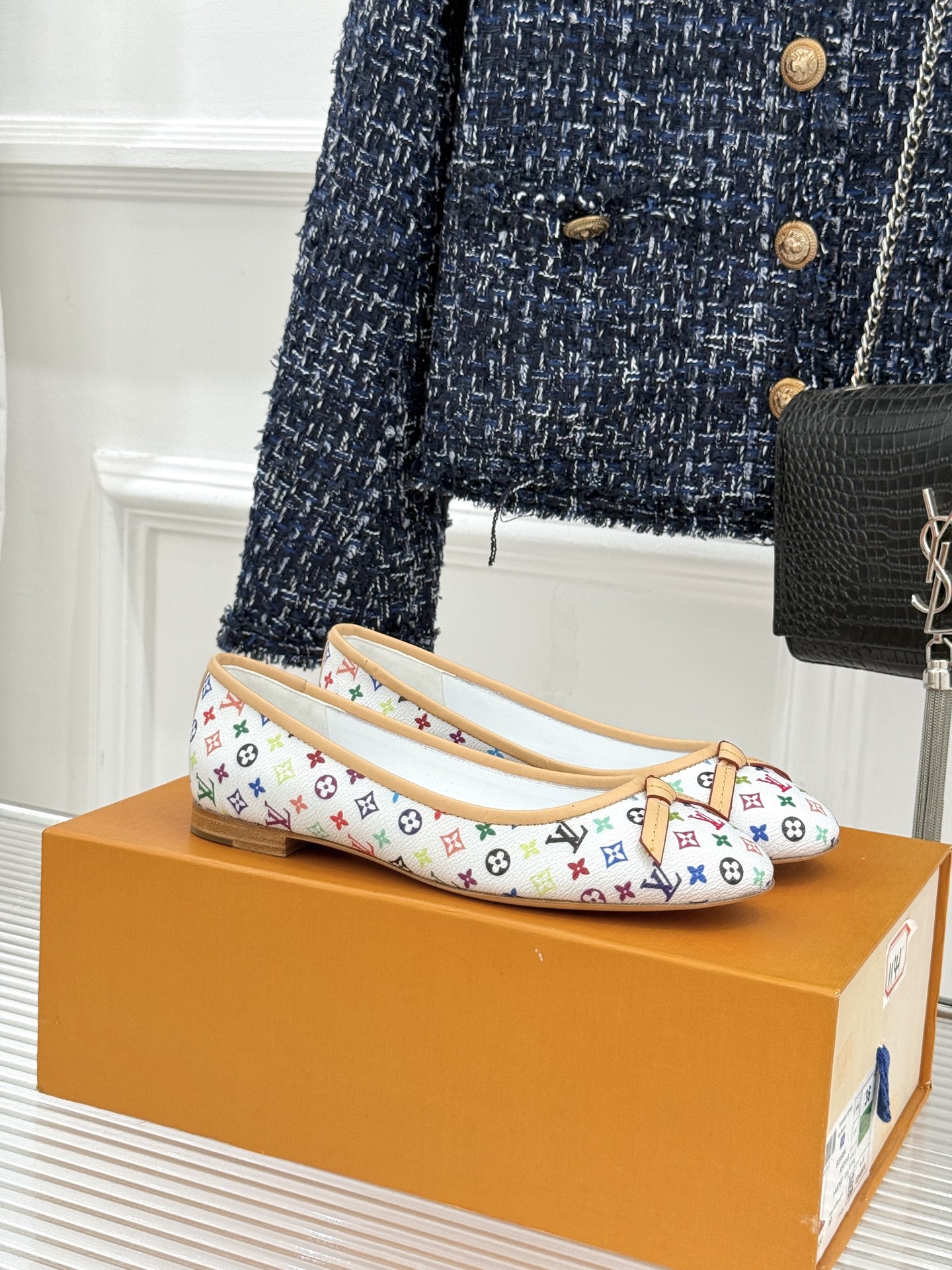 L*V驴家经典老花蝴蝶结芭蕾舞鞋以芭蕾韵律 续写LV经典传奇。将品牌标志性老花与蝴蝶结精妙融合重塑法式优