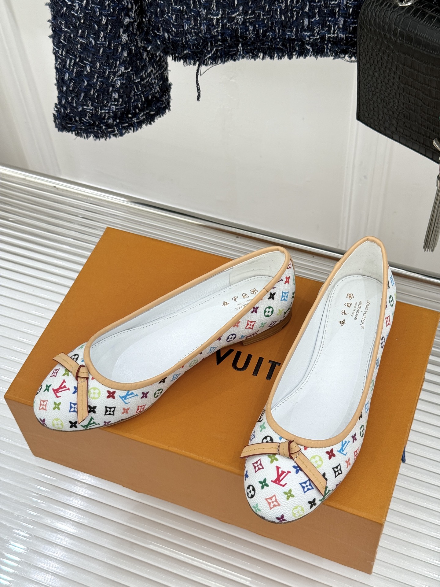 L*V驴家经典老花蝴蝶结芭蕾舞鞋以芭蕾韵律 续写LV经典传奇。将品牌标志性老花与蝴蝶结精妙融合重塑法式优