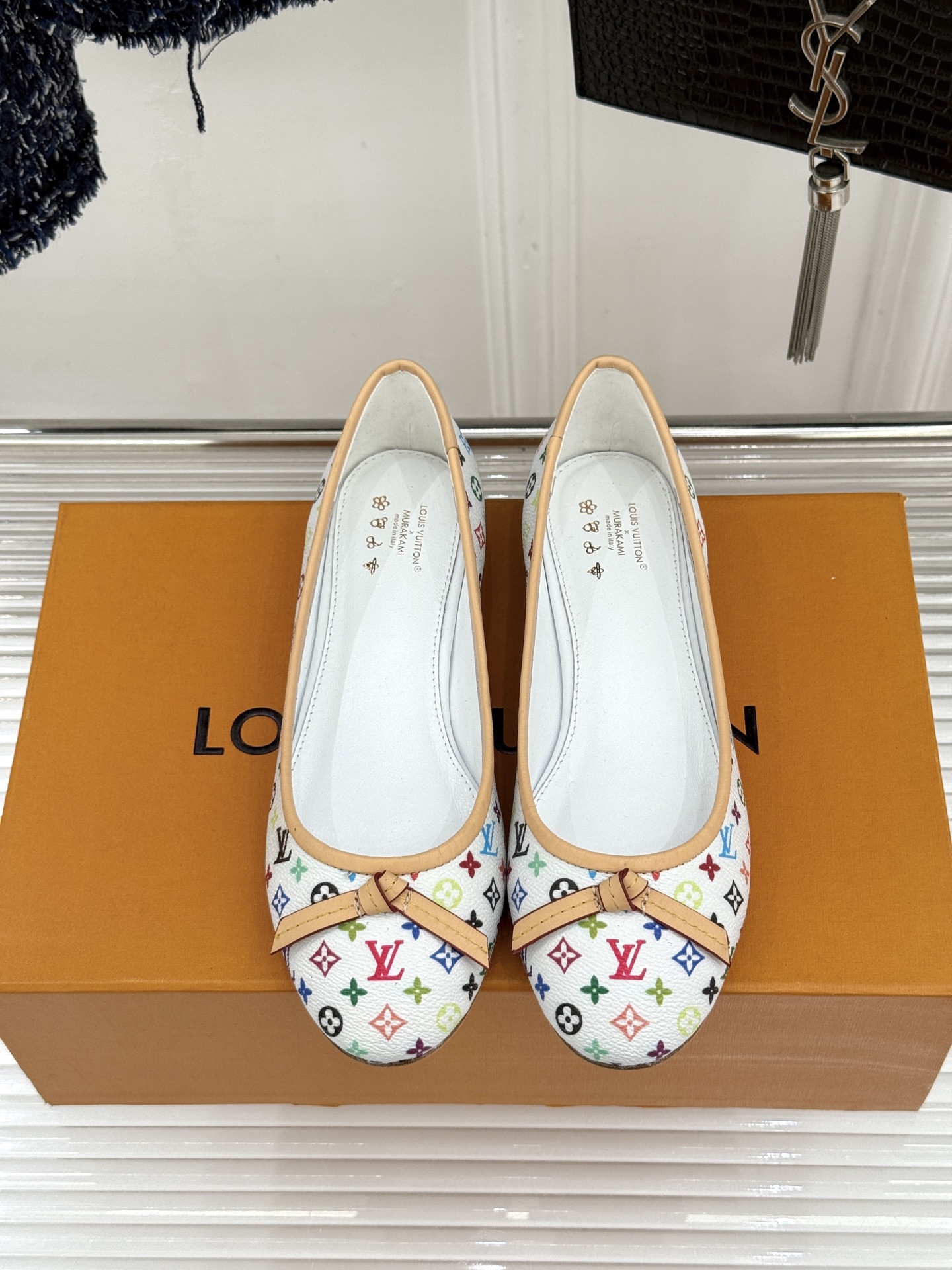 L*V驴家经典老花蝴蝶结芭蕾舞鞋以芭蕾韵律 续写LV经典传奇。将品牌标志性老花与蝴蝶结精妙融合重塑法式优