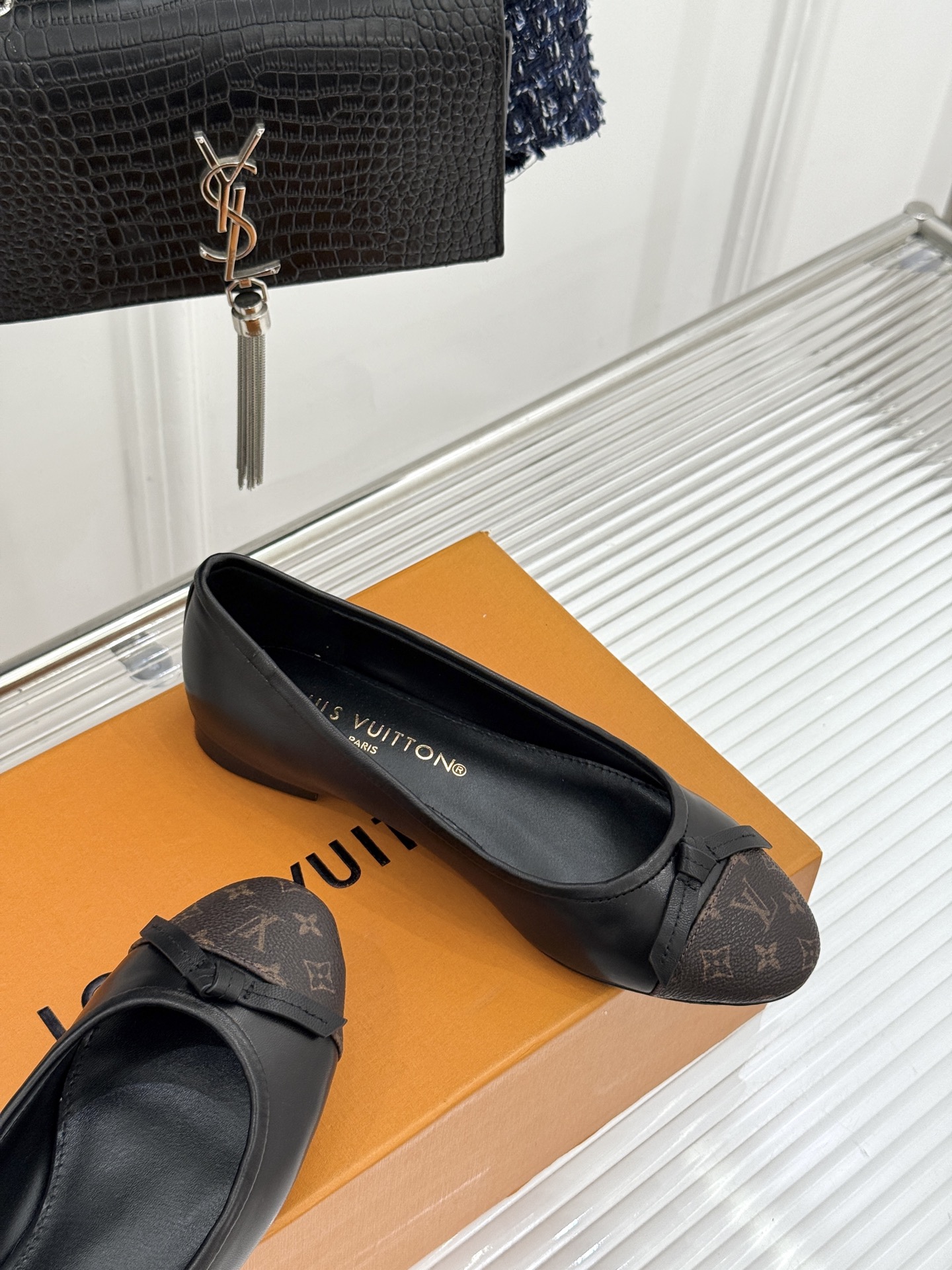 L*V驴家经典老花蝴蝶结芭蕾舞鞋以芭蕾韵律 续写LV经典传奇。将品牌标志性老花与蝴蝶结精妙融合重塑法式优