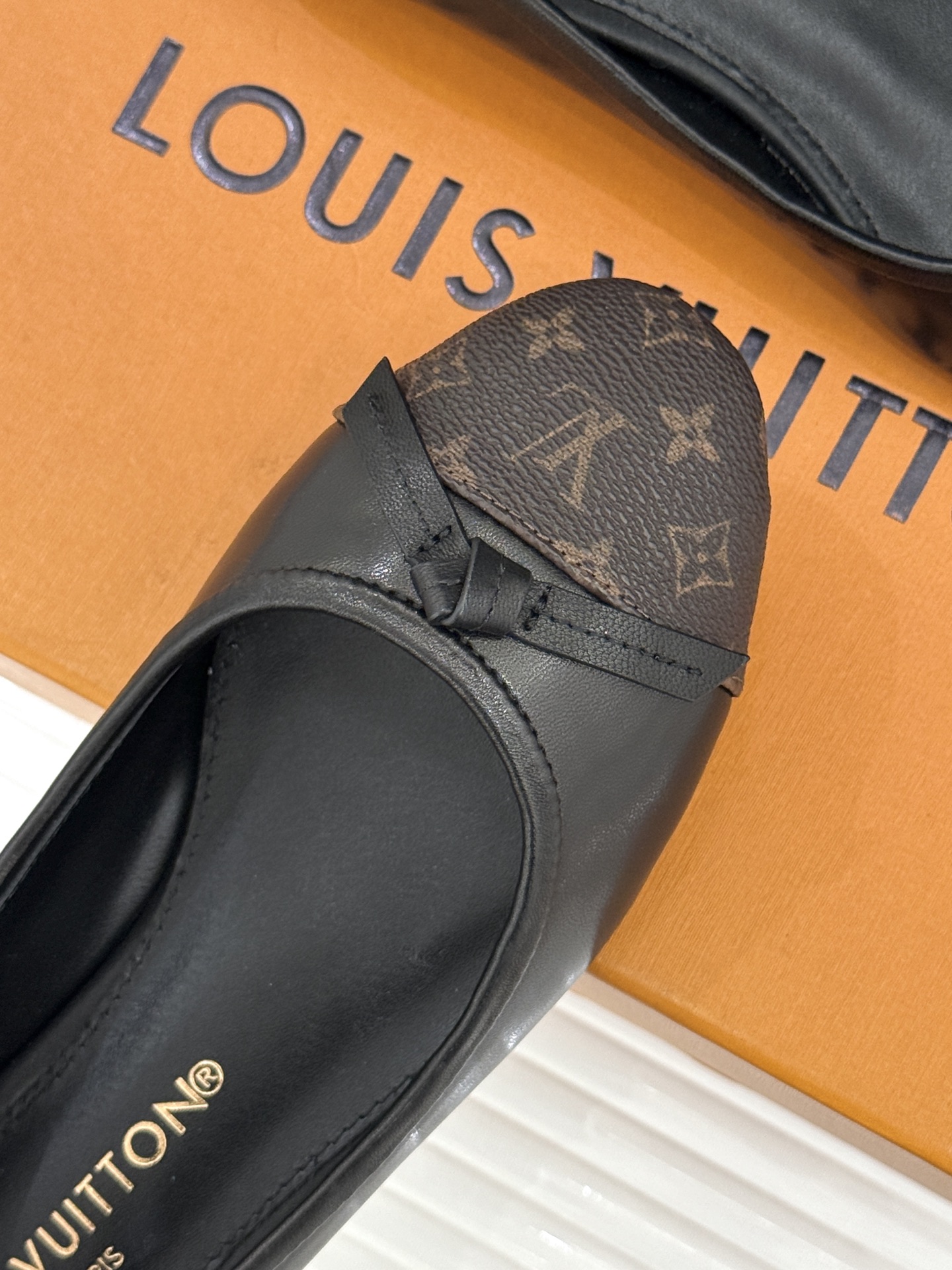 L*V驴家经典老花蝴蝶结芭蕾舞鞋以芭蕾韵律 续写LV经典传奇。将品牌标志性老花与蝴蝶结精妙融合重塑法式优