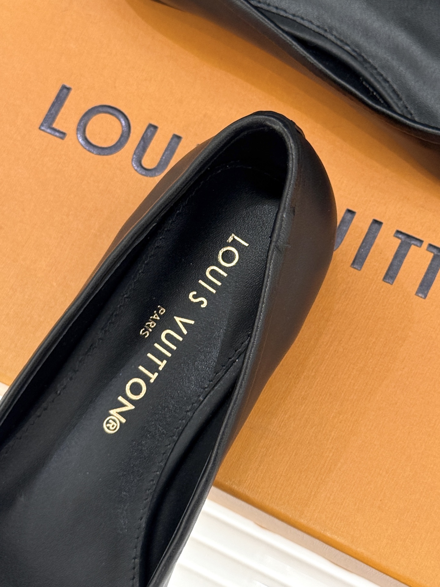 L*V驴家经典老花蝴蝶结芭蕾舞鞋以芭蕾韵律 续写LV经典传奇。将品牌标志性老花与蝴蝶结精妙融合重塑法式优