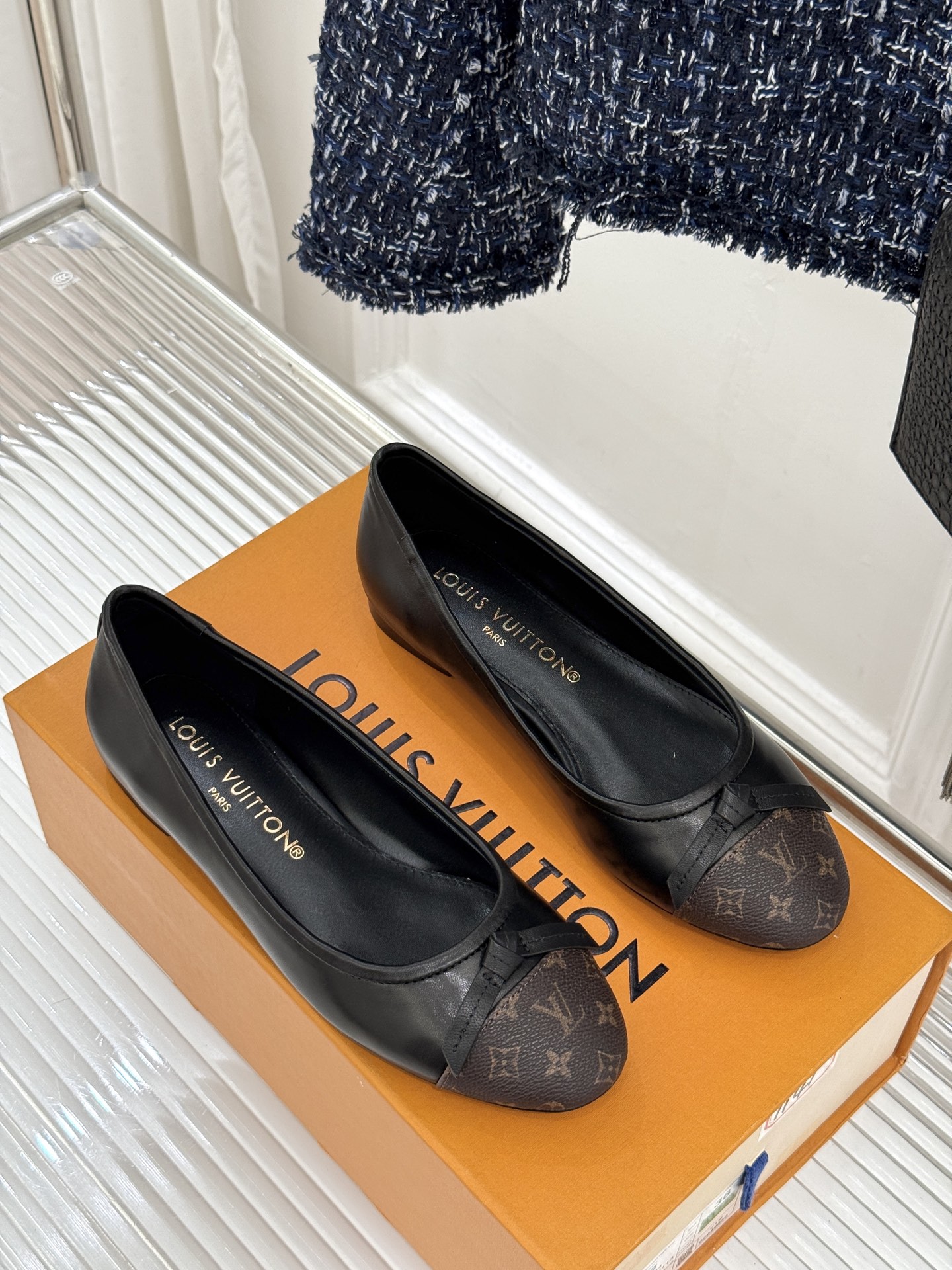 L*V驴家经典老花蝴蝶结芭蕾舞鞋以芭蕾韵律 续写LV经典传奇。将品牌标志性老花与蝴蝶结精妙融合重塑法式优