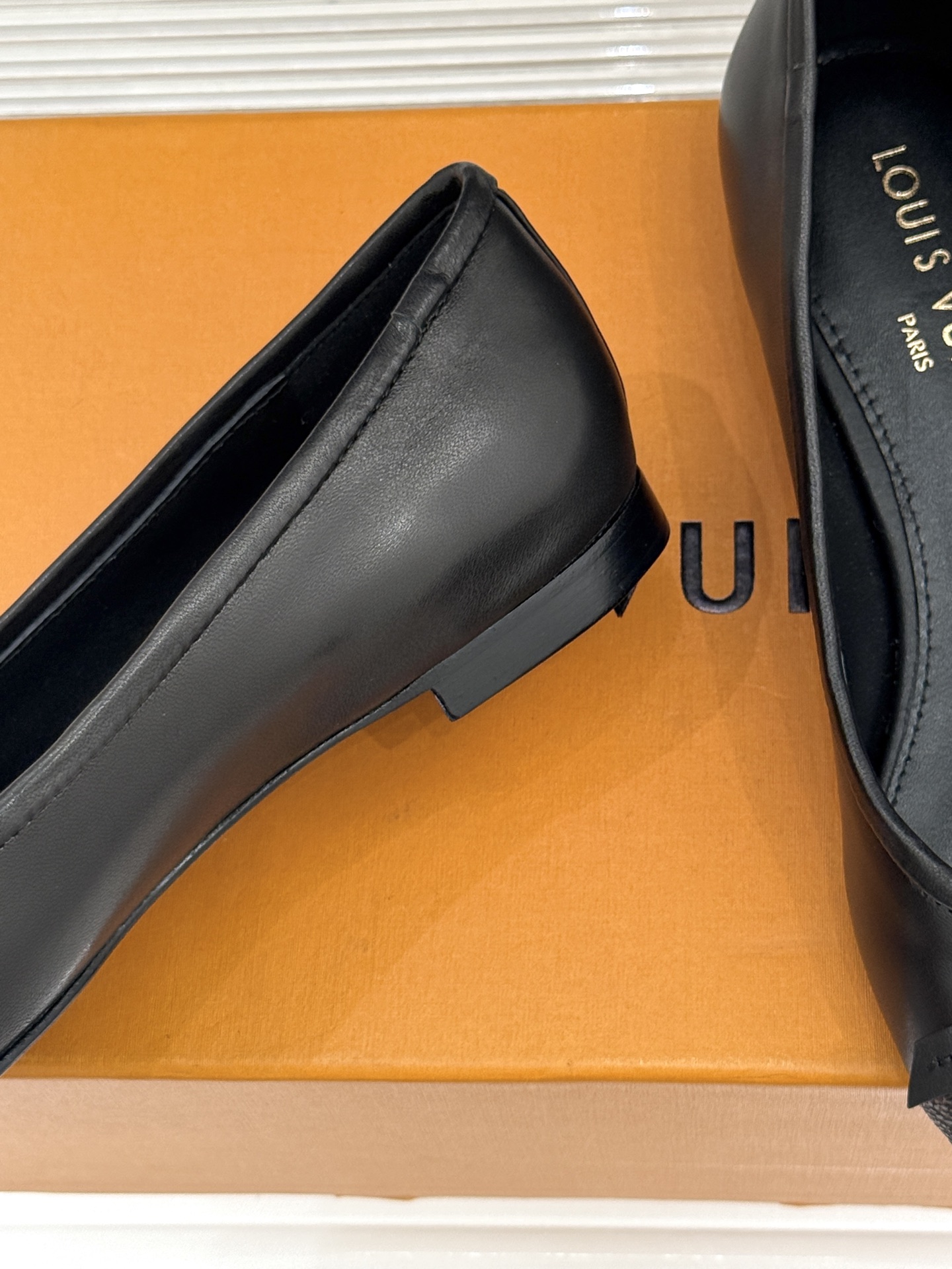 L*V驴家经典老花蝴蝶结芭蕾舞鞋以芭蕾韵律 续写LV经典传奇。将品牌标志性老花与蝴蝶结精妙融合重塑法式优