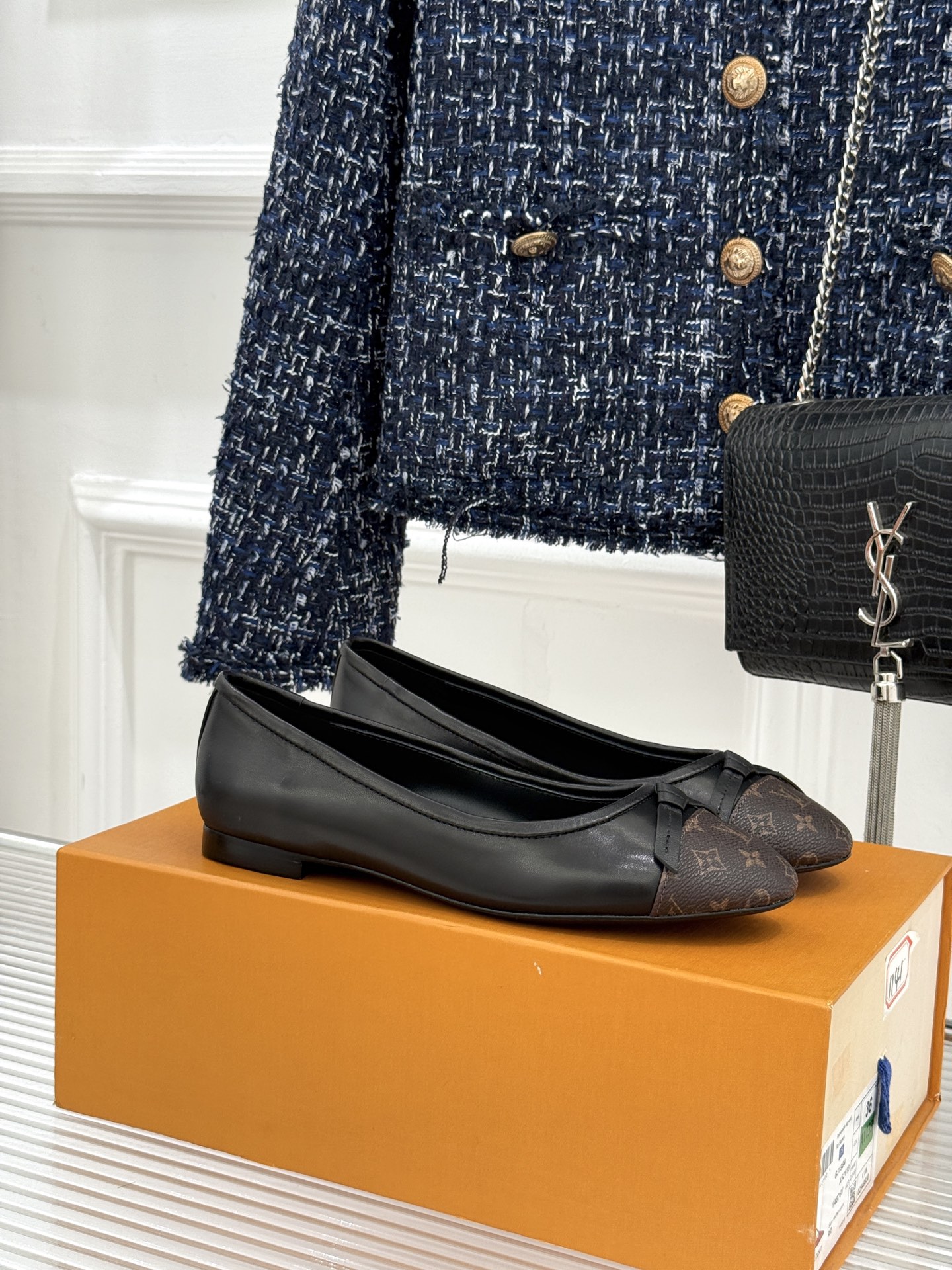 L*V驴家经典老花蝴蝶结芭蕾舞鞋以芭蕾韵律 续写LV经典传奇。将品牌标志性老花与蝴蝶结精妙融合重塑法式优