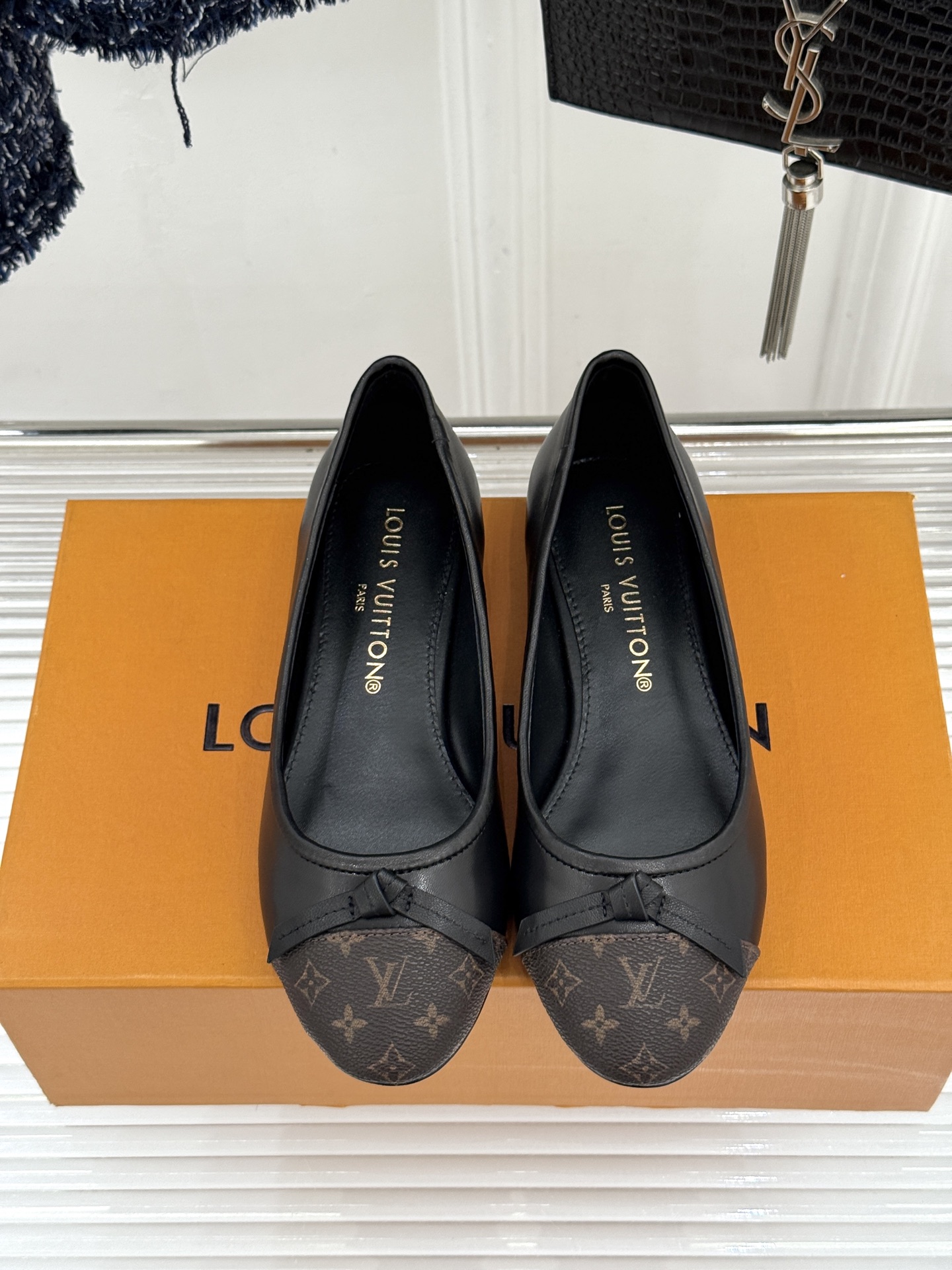 L*V驴家经典老花蝴蝶结芭蕾舞鞋以芭蕾韵律 续写LV经典传奇。将品牌标志性老花与蝴蝶结精妙融合重塑法式优