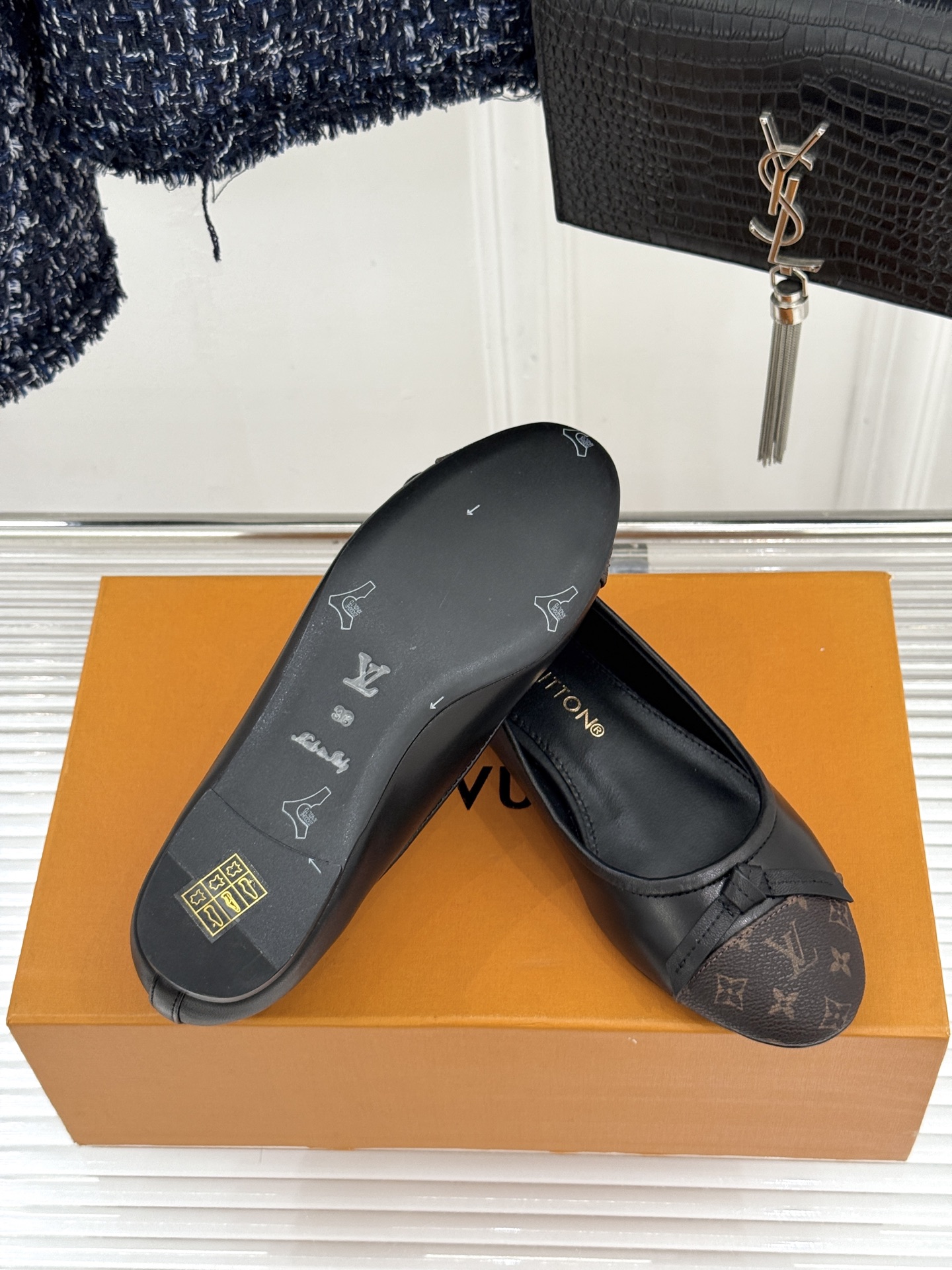 L*V驴家经典老花蝴蝶结芭蕾舞鞋以芭蕾韵律 续写LV经典传奇。将品牌标志性老花与蝴蝶结精妙融合重塑法式优