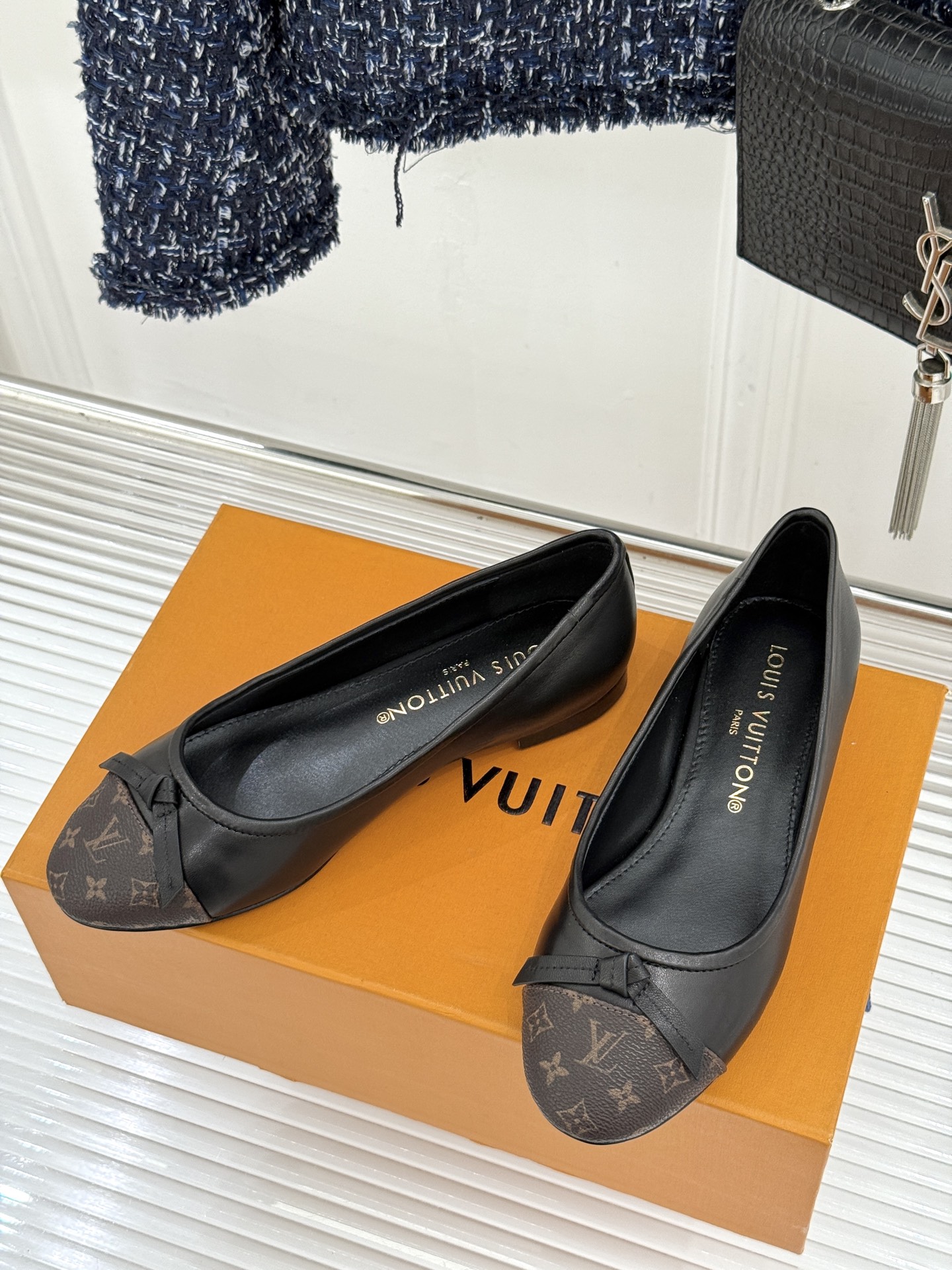 L*V驴家经典老花蝴蝶结芭蕾舞鞋以芭蕾韵律 续写LV经典传奇。将品牌标志性老花与蝴蝶结精妙融合重塑法式优