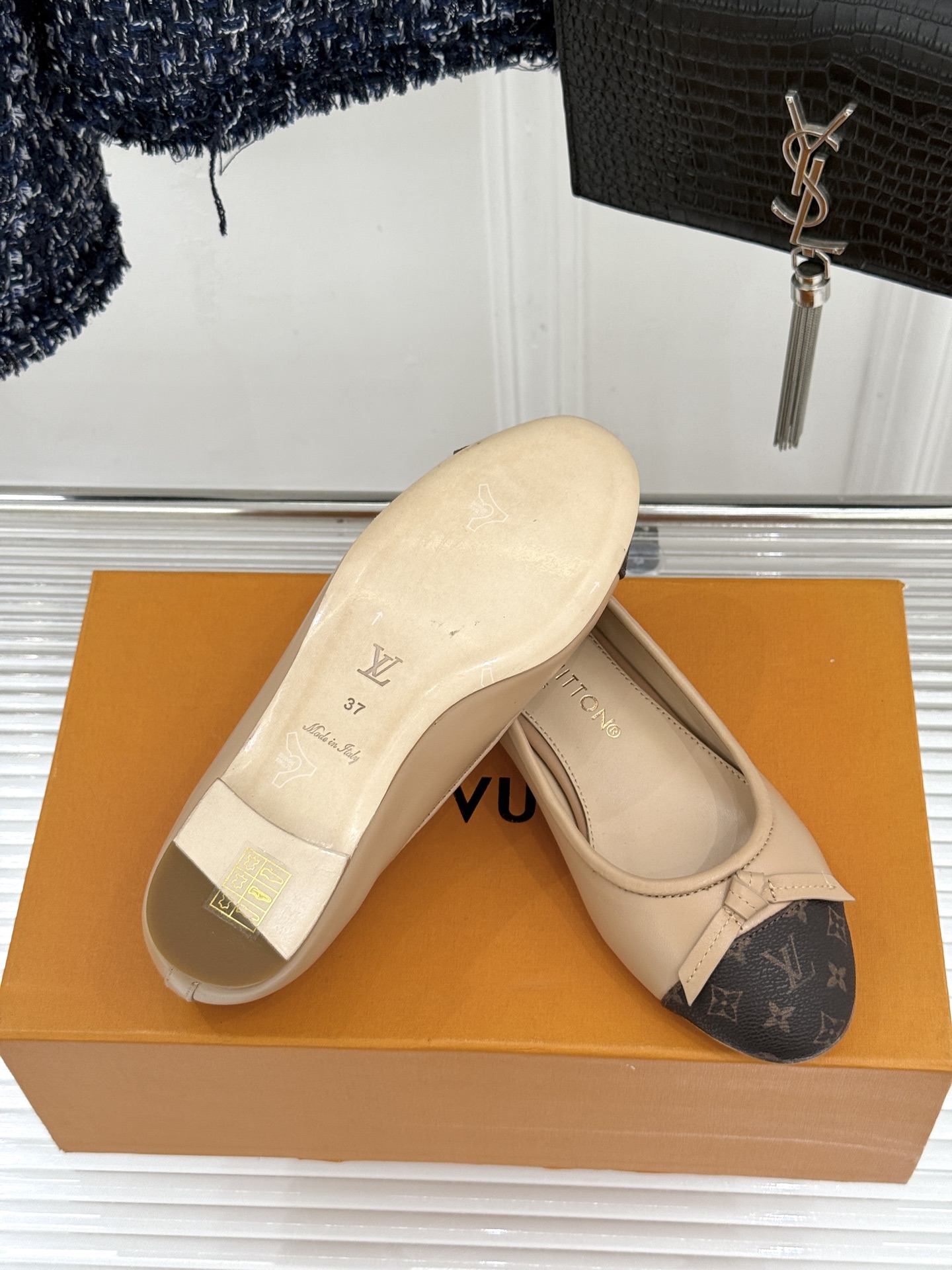 L*V驴家经典老花蝴蝶结芭蕾舞鞋以芭蕾韵律 续写LV经典传奇。将品牌标志性老花与蝴蝶结精妙融合重塑法式优