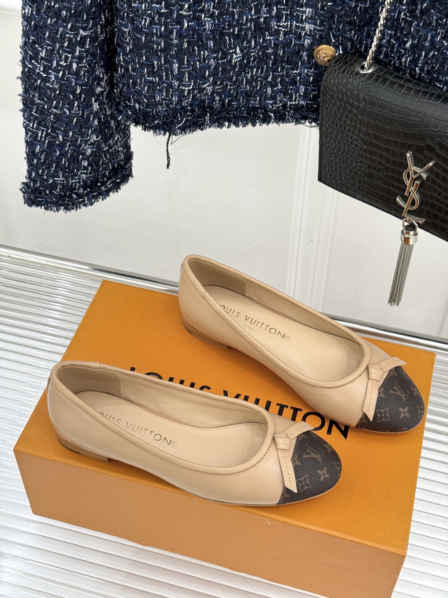 L*V驴家经典老花蝴蝶结芭蕾舞鞋以芭蕾韵律 续写LV经典传奇。将品牌标志性老花与蝴蝶结精妙融合重塑法式优