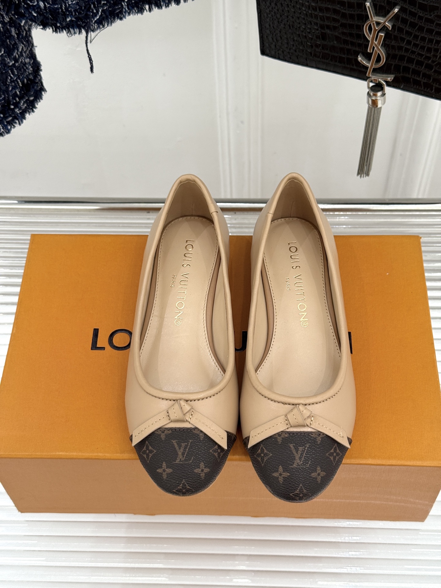 L*V驴家经典老花蝴蝶结芭蕾舞鞋以芭蕾韵律 续写LV经典传奇。将品牌标志性老花与蝴蝶结精妙融合重塑法式优