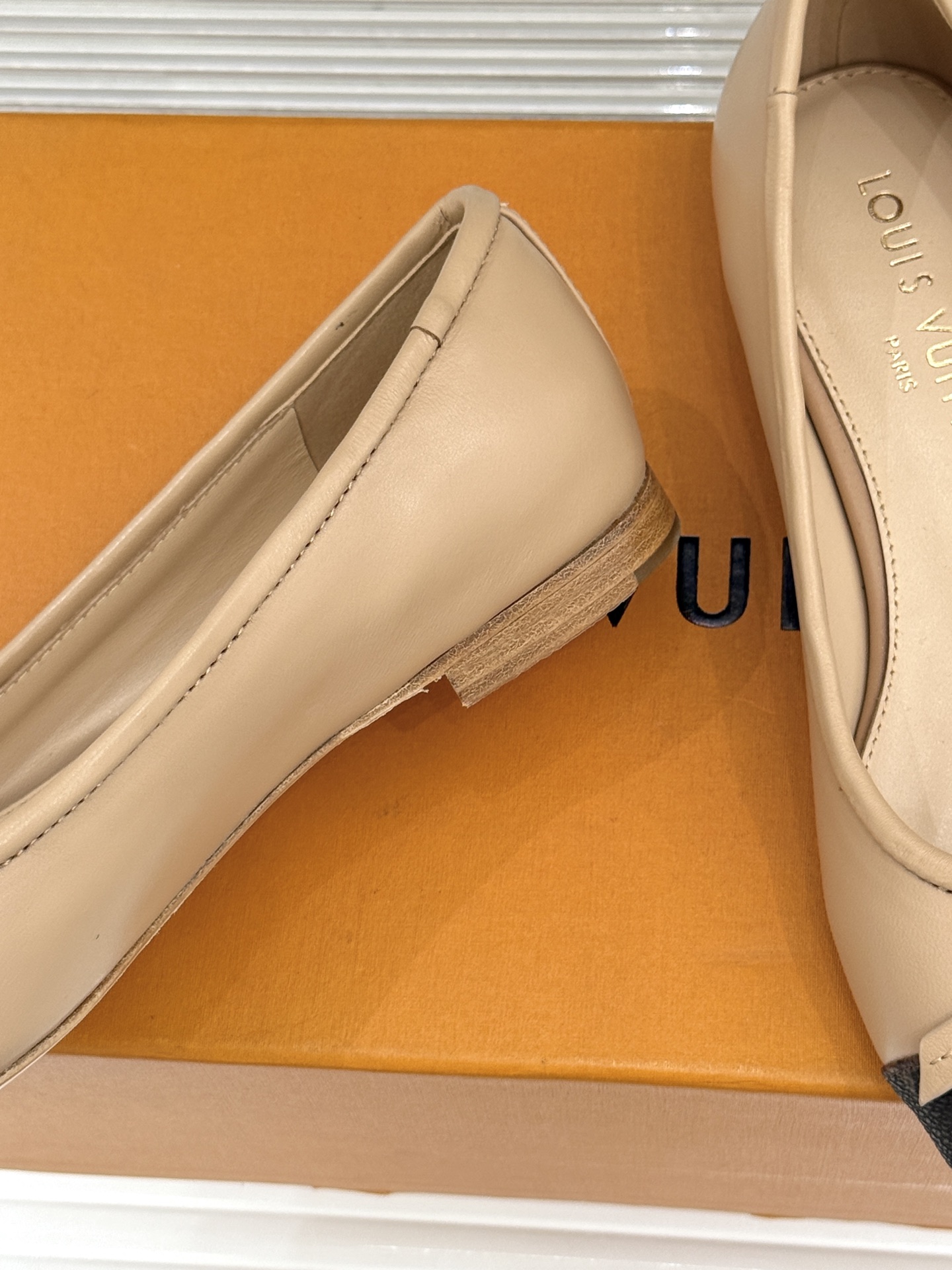 L*V驴家经典老花蝴蝶结芭蕾舞鞋以芭蕾韵律 续写LV经典传奇。将品牌标志性老花与蝴蝶结精妙融合重塑法式优