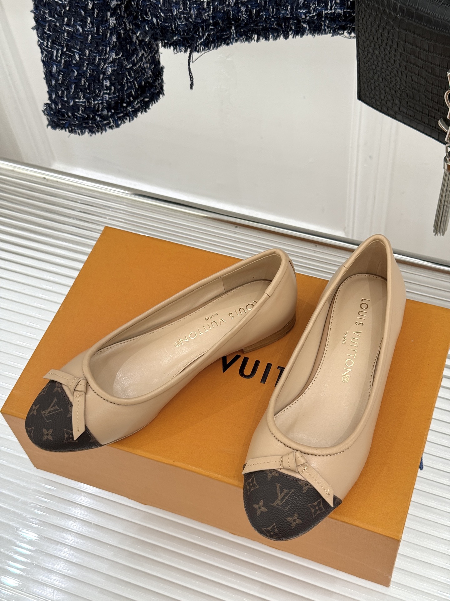 L*V驴家经典老花蝴蝶结芭蕾舞鞋以芭蕾韵律 续写LV经典传奇。将品牌标志性老花与蝴蝶结精妙融合重塑法式优