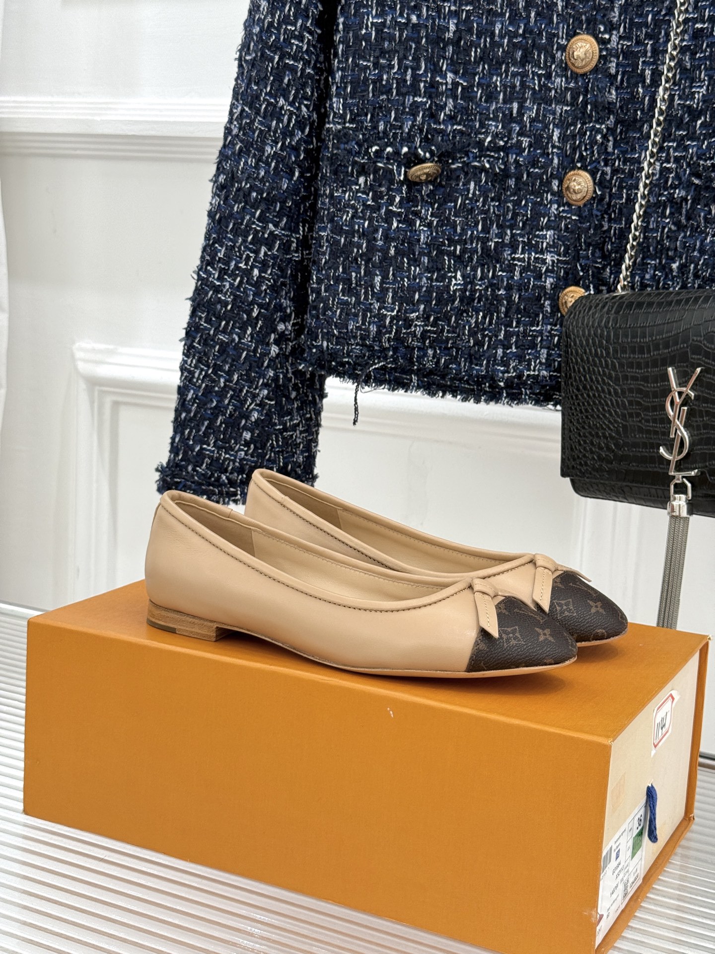 L*V驴家经典老花蝴蝶结芭蕾舞鞋以芭蕾韵律 续写LV经典传奇。将品牌标志性老花与蝴蝶结精妙融合重塑法式优