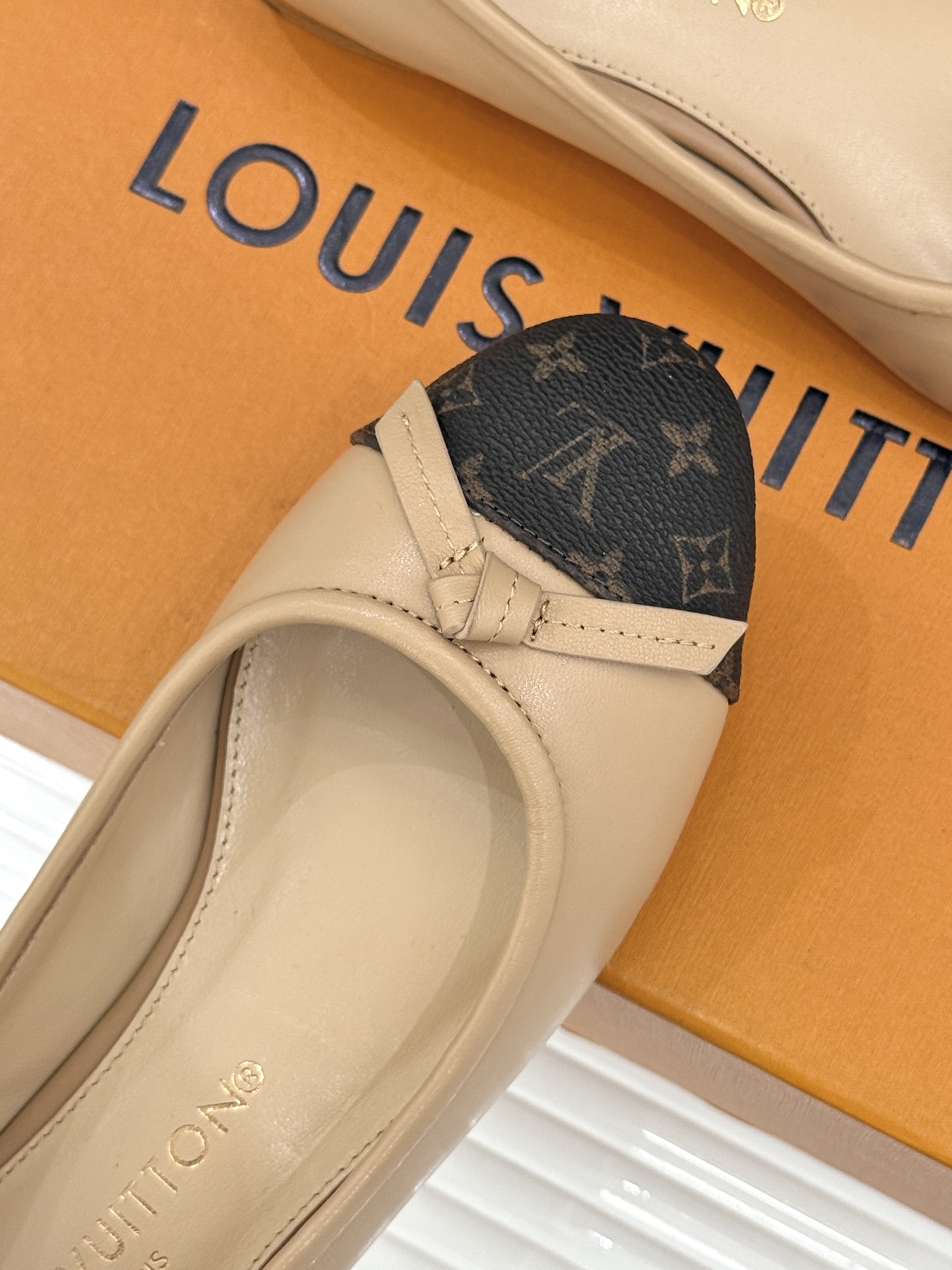 L*V驴家经典老花蝴蝶结芭蕾舞鞋以芭蕾韵律 续写LV经典传奇。将品牌标志性老花与蝴蝶结精妙融合重塑法式优