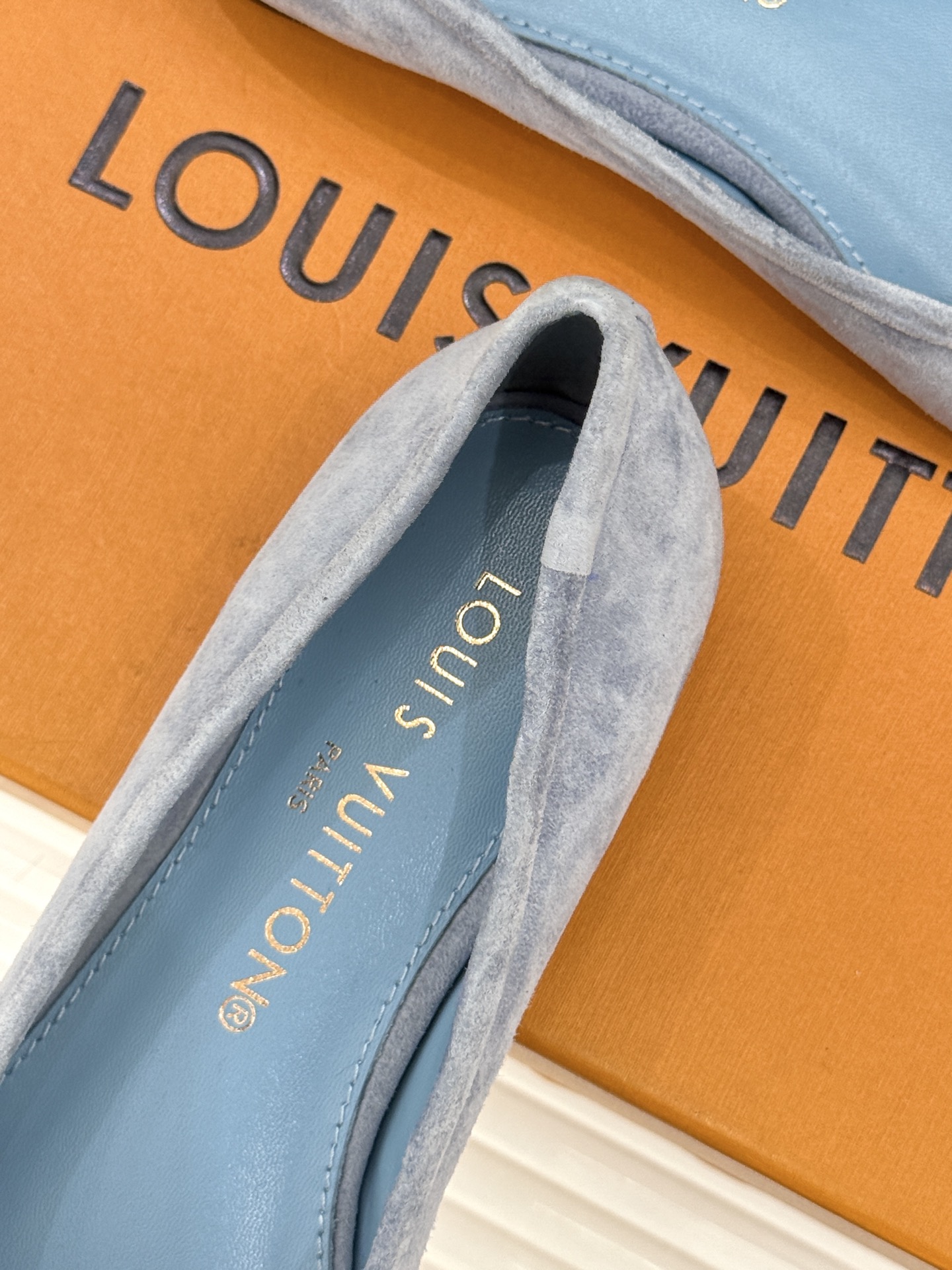 L*V驴家经典老花蝴蝶结芭蕾舞鞋以芭蕾韵律 续写LV经典传奇。将品牌标志性老花与蝴蝶结精妙融合重塑法式优