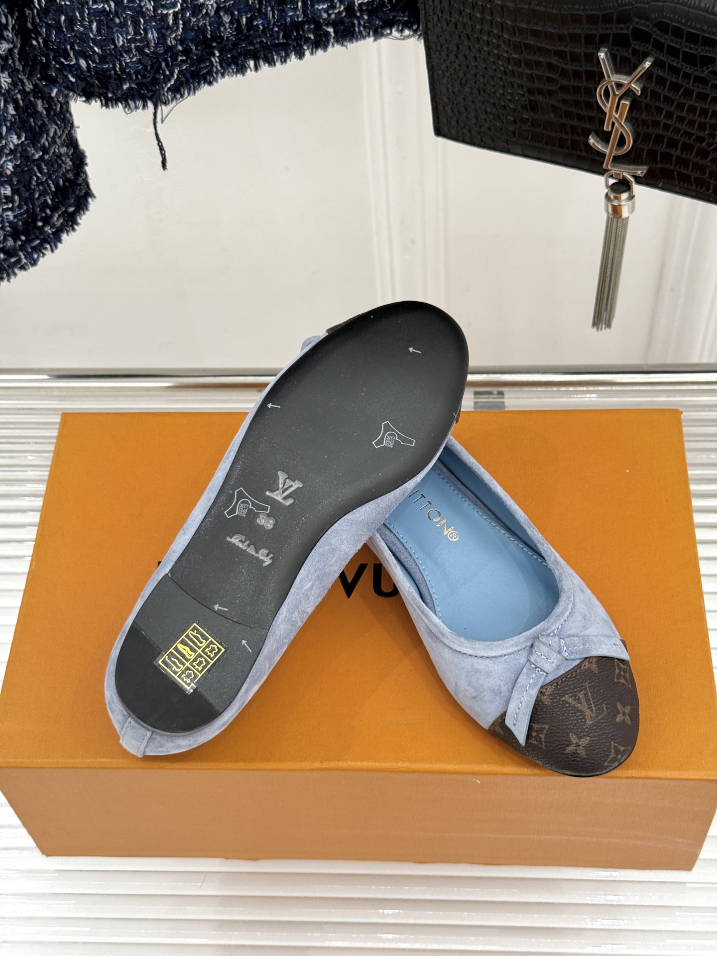 L*V驴家经典老花蝴蝶结芭蕾舞鞋以芭蕾韵律 续写LV经典传奇。将品牌标志性老花与蝴蝶结精妙融合重塑法式优