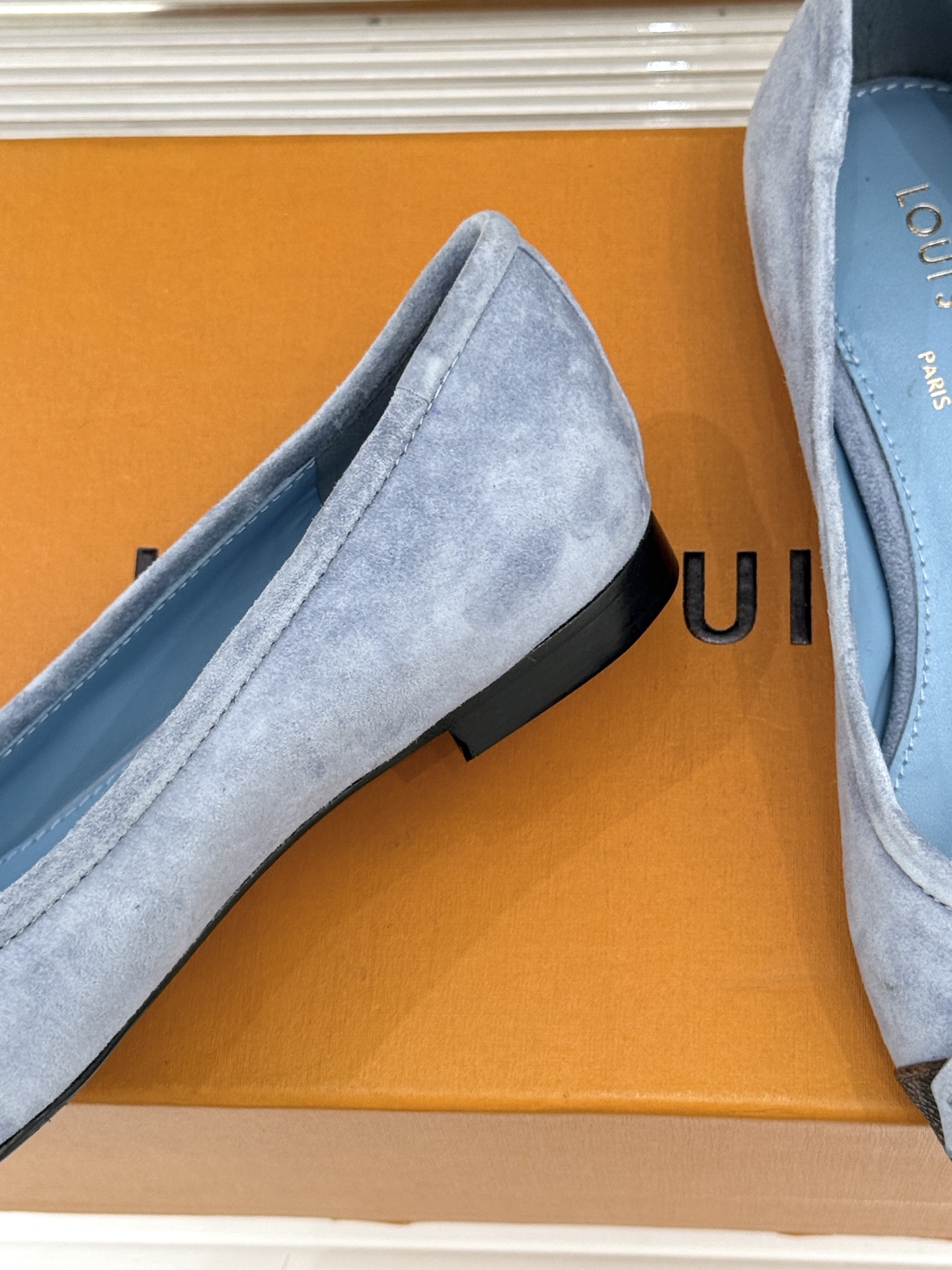 L*V驴家经典老花蝴蝶结芭蕾舞鞋以芭蕾韵律 续写LV经典传奇。将品牌标志性老花与蝴蝶结精妙融合重塑法式优