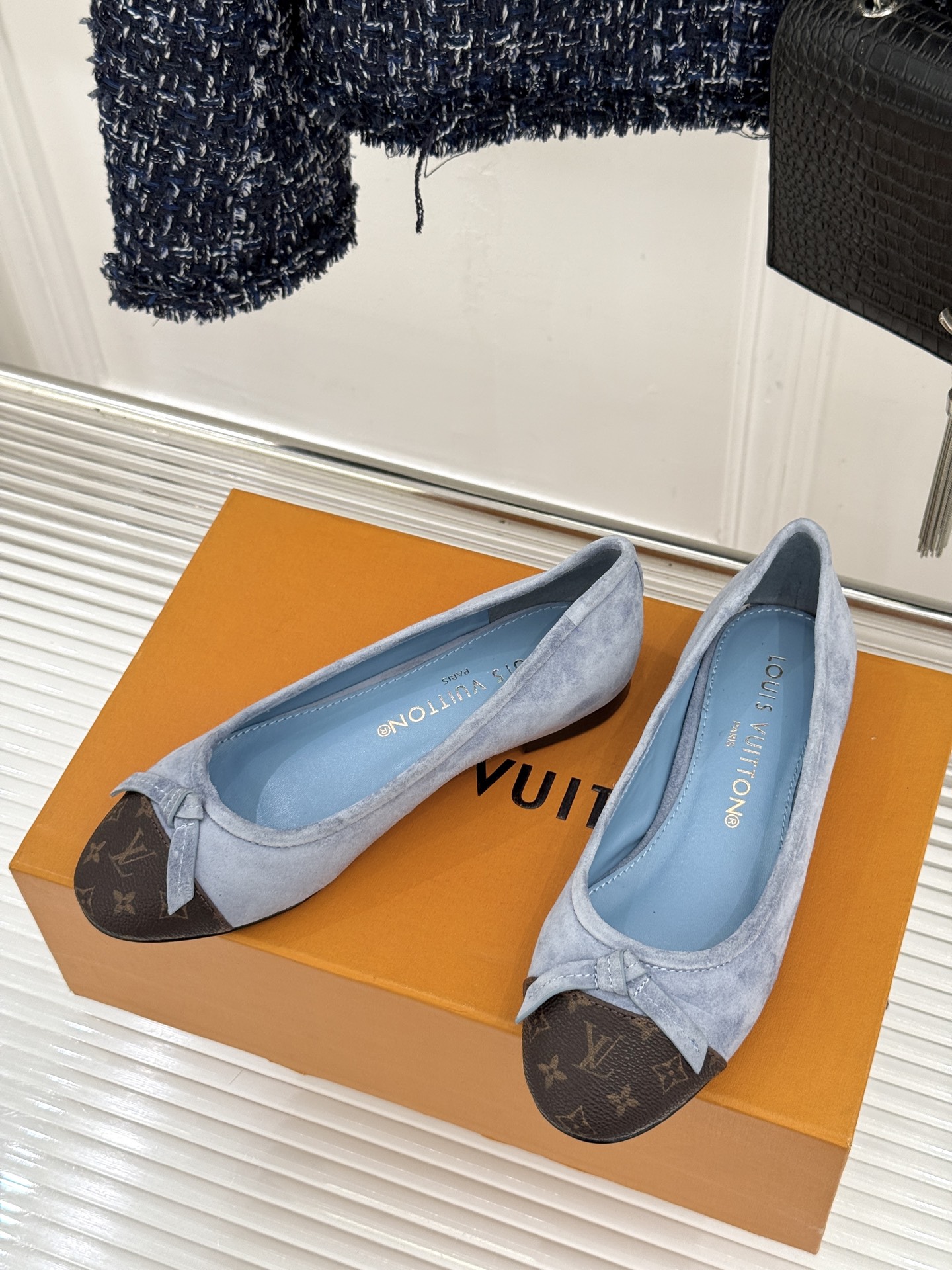 L*V驴家经典老花蝴蝶结芭蕾舞鞋以芭蕾韵律 续写LV经典传奇。将品牌标志性老花与蝴蝶结精妙融合重塑法式优