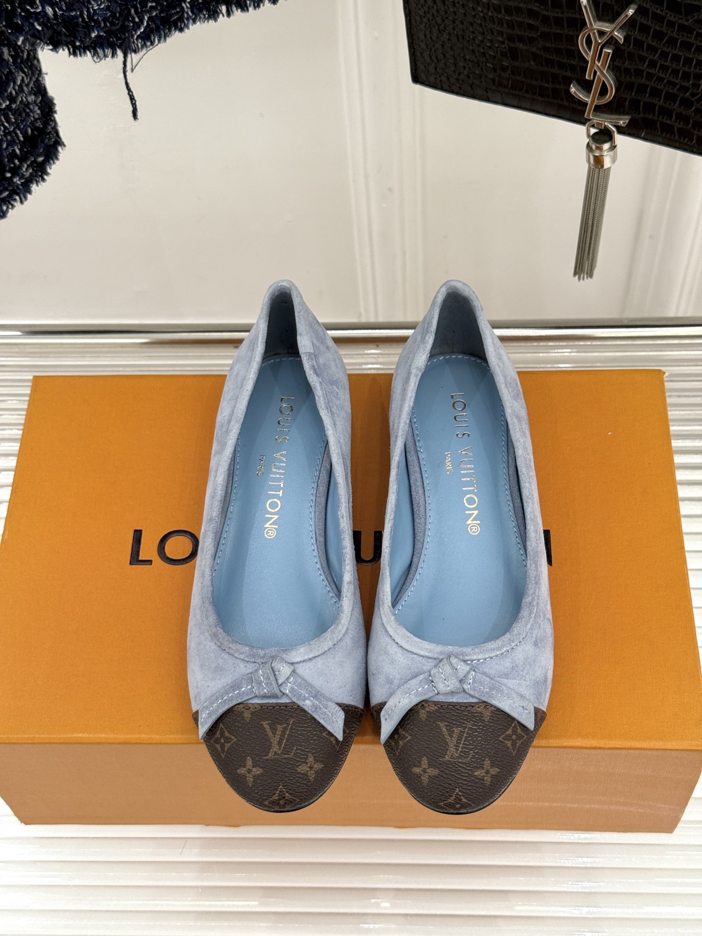 L*V驴家经典老花蝴蝶结芭蕾舞鞋以芭蕾韵律 续写LV经典传奇。将品牌标志性老花与蝴蝶结精妙融合重塑法式优