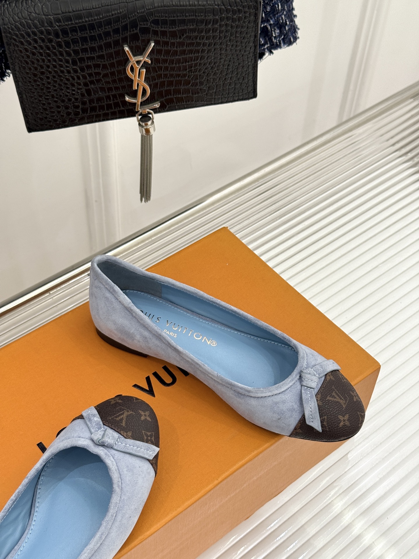 L*V驴家经典老花蝴蝶结芭蕾舞鞋以芭蕾韵律 续写LV经典传奇。将品牌标志性老花与蝴蝶结精妙融合重塑法式优