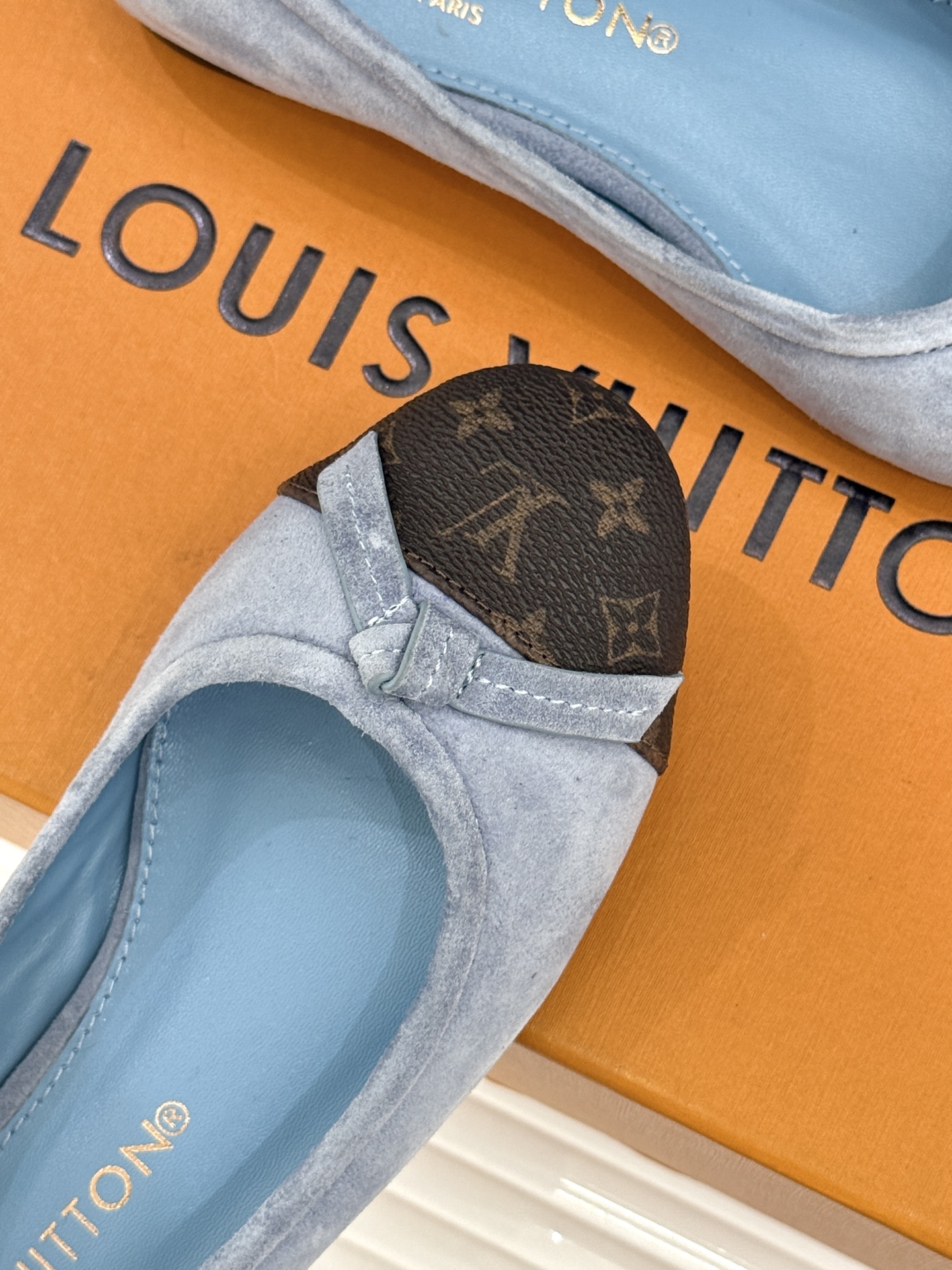 L*V驴家经典老花蝴蝶结芭蕾舞鞋以芭蕾韵律 续写LV经典传奇。将品牌标志性老花与蝴蝶结精妙融合重塑法式优