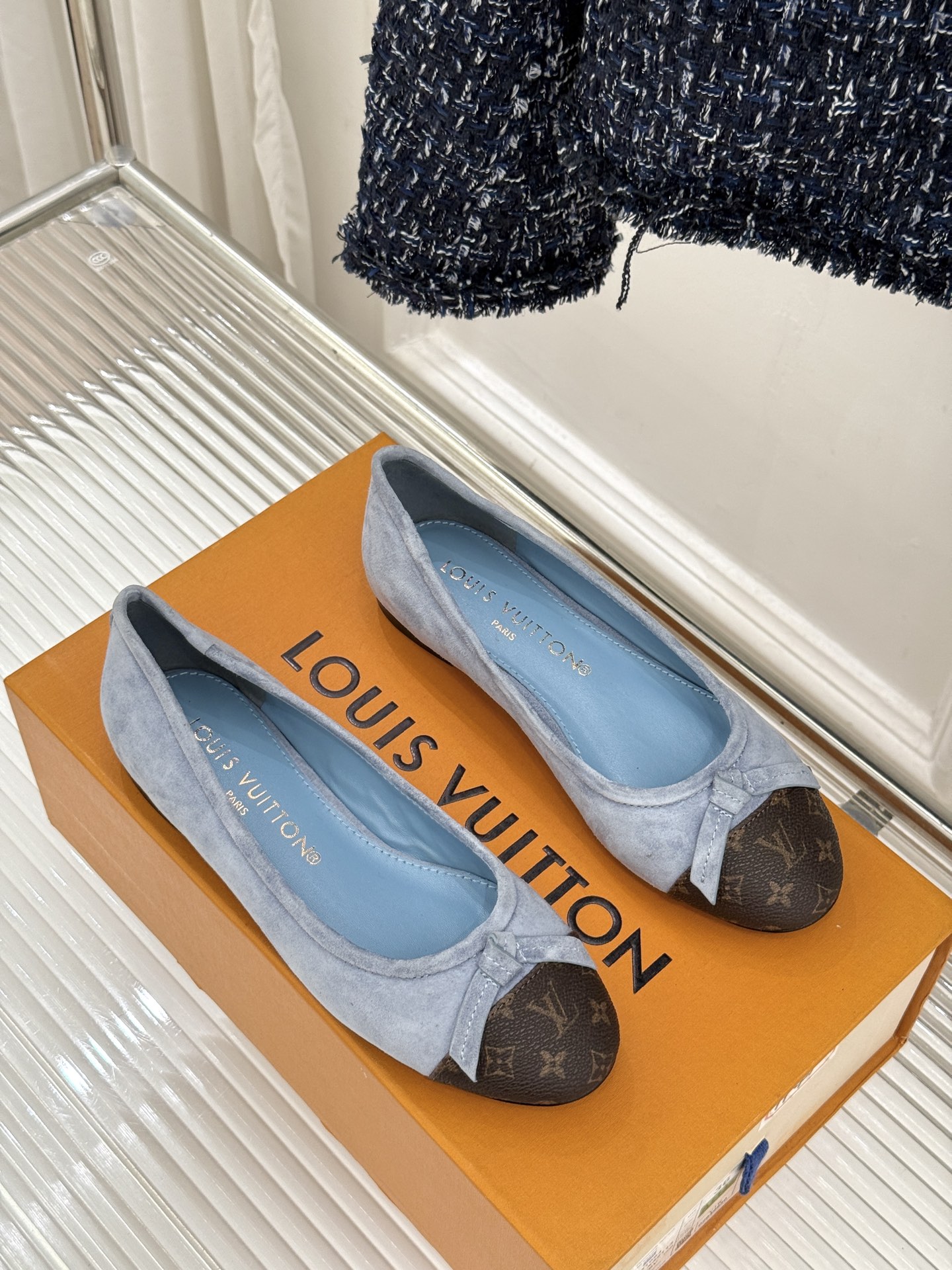 L*V驴家经典老花蝴蝶结芭蕾舞鞋以芭蕾韵律 续写LV经典传奇。将品牌标志性老花与蝴蝶结精妙融合重塑法式优