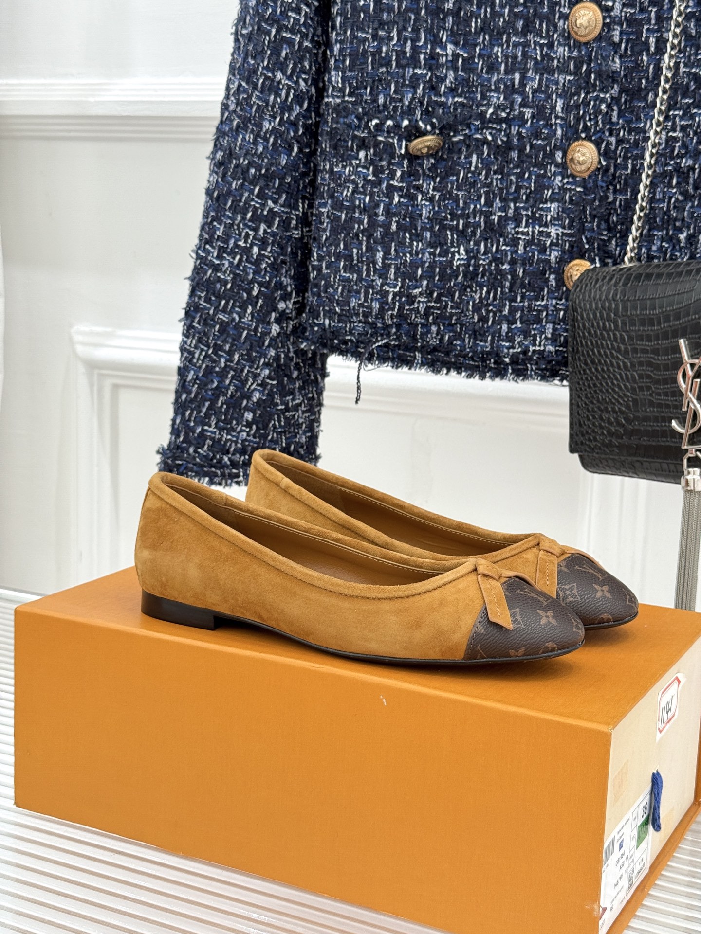 L*V驴家经典老花蝴蝶结芭蕾舞鞋以芭蕾韵律 续写LV经典传奇。将品牌标志性老花与蝴蝶结精妙融合重塑法式优