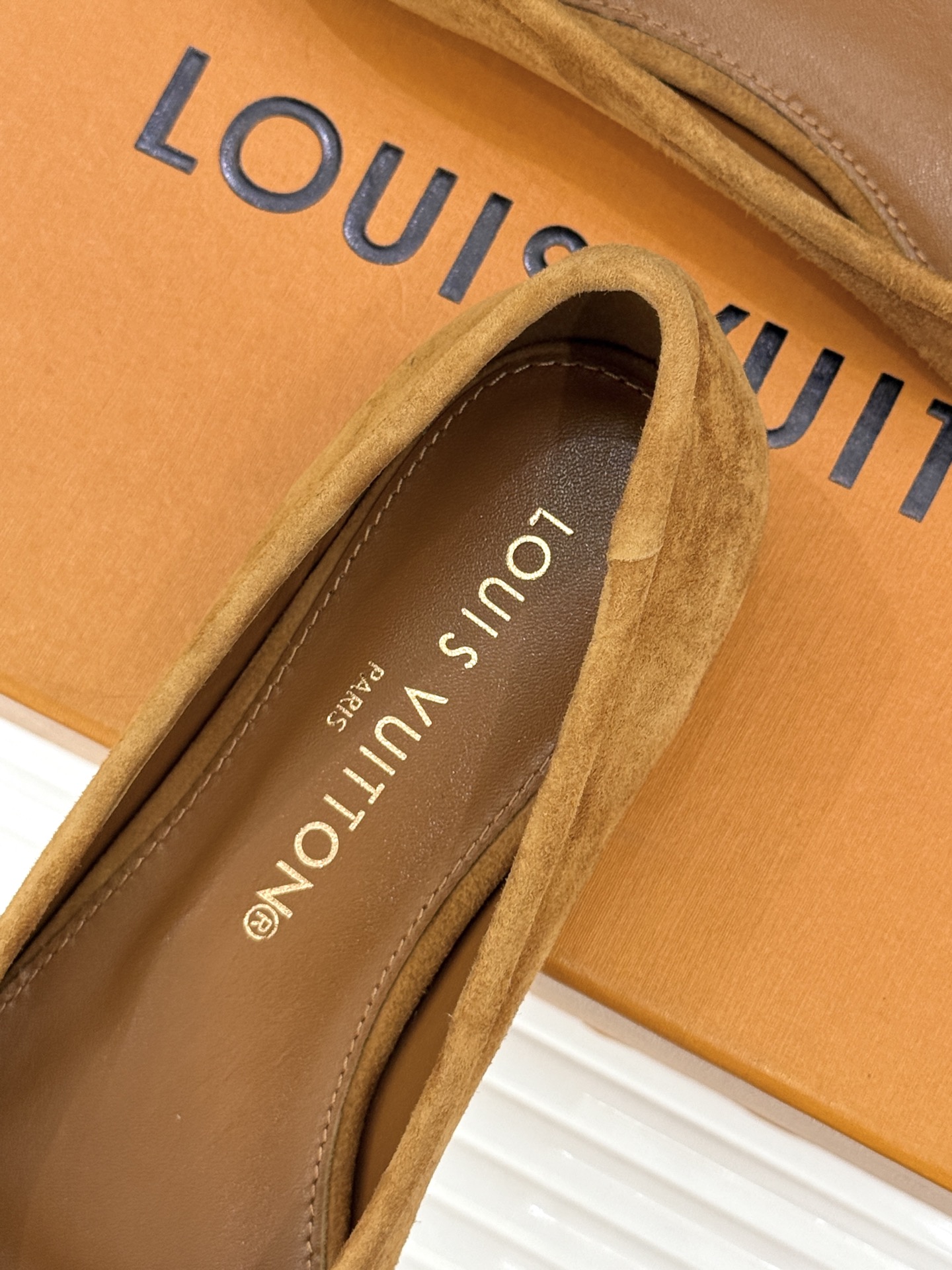 L*V驴家经典老花蝴蝶结芭蕾舞鞋以芭蕾韵律 续写LV经典传奇。将品牌标志性老花与蝴蝶结精妙融合重塑法式优