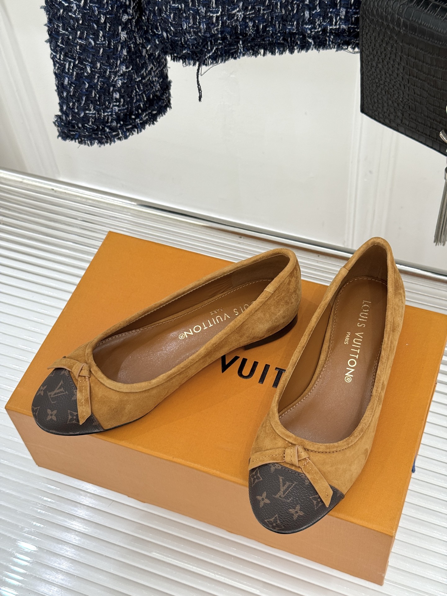 L*V驴家经典老花蝴蝶结芭蕾舞鞋以芭蕾韵律 续写LV经典传奇。将品牌标志性老花与蝴蝶结精妙融合重塑法式优