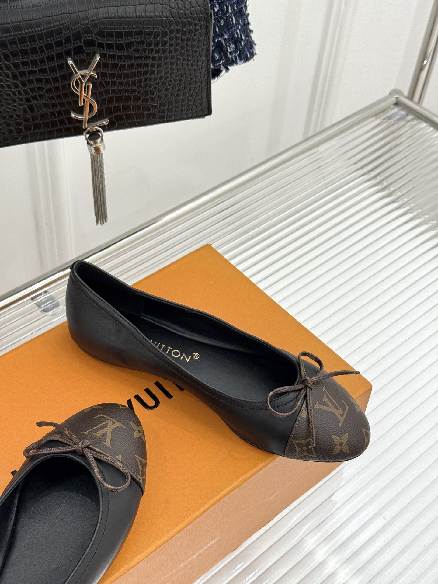 L*V驴家经典老花蝴蝶结芭蕾舞鞋以芭蕾韵律 续写LV经典传奇。将品牌标志性老花与蝴蝶结精妙融合重塑法式优