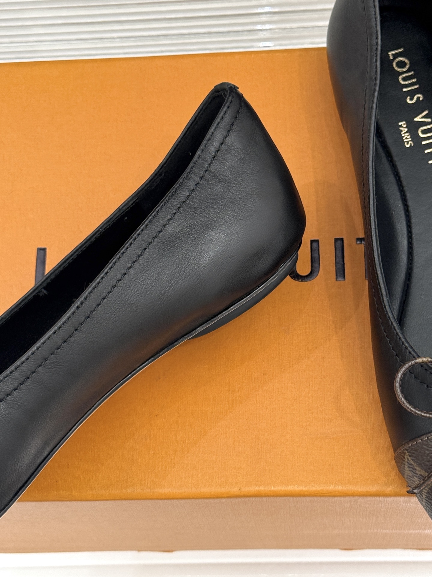 L*V驴家经典老花蝴蝶结芭蕾舞鞋以芭蕾韵律 续写LV经典传奇。将品牌标志性老花与蝴蝶结精妙融合重塑法式优