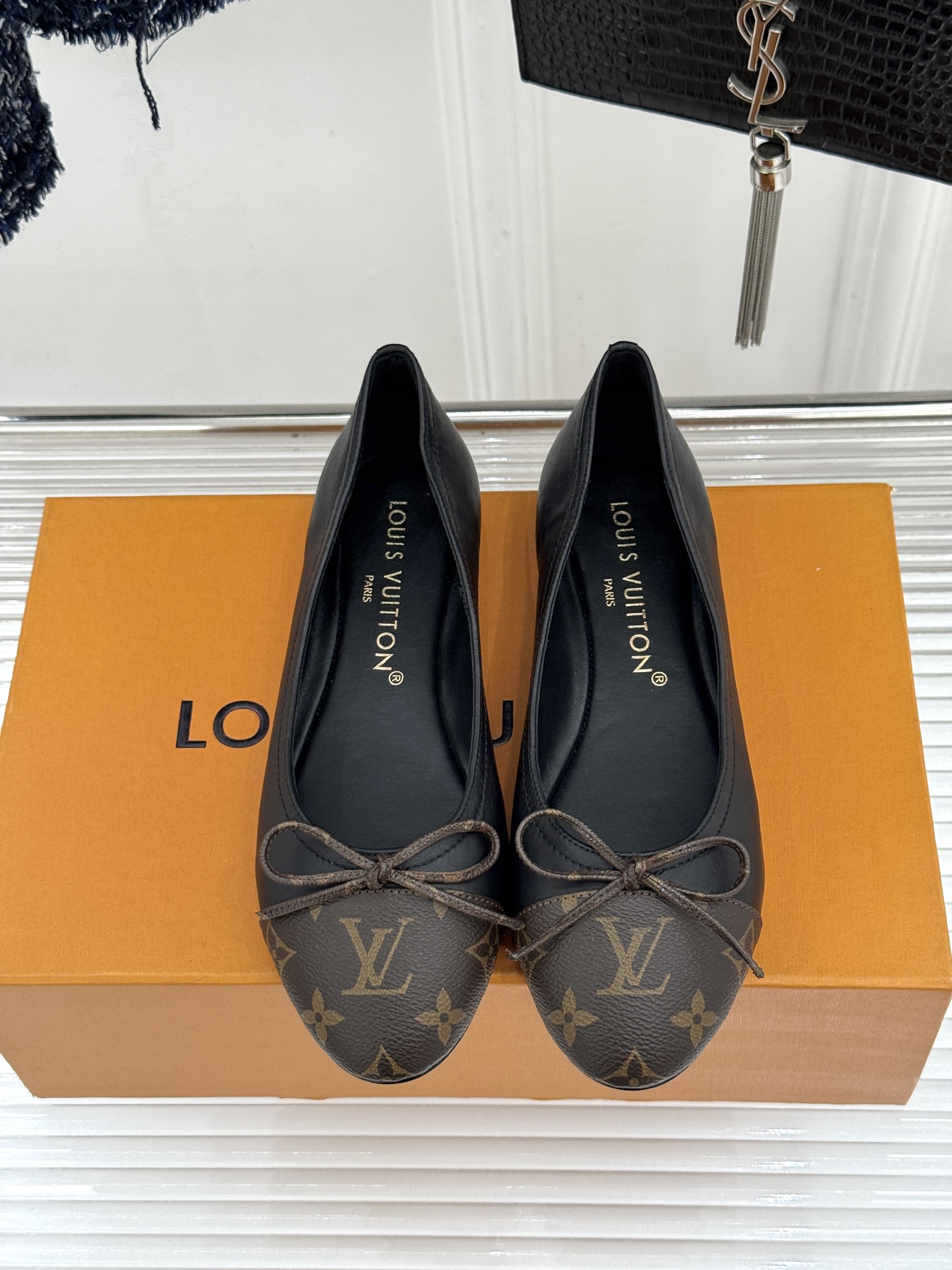 L*V驴家经典老花蝴蝶结芭蕾舞鞋以芭蕾韵律 续写LV经典传奇。将品牌标志性老花与蝴蝶结精妙融合重塑法式优