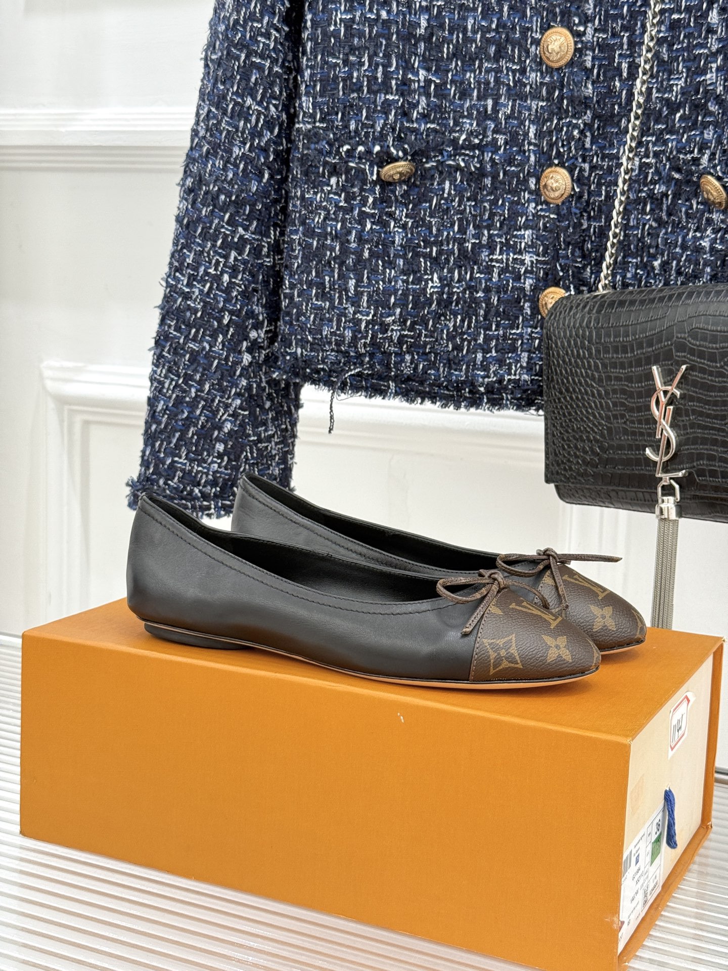 L*V驴家经典老花蝴蝶结芭蕾舞鞋以芭蕾韵律 续写LV经典传奇。将品牌标志性老花与蝴蝶结精妙融合重塑法式优