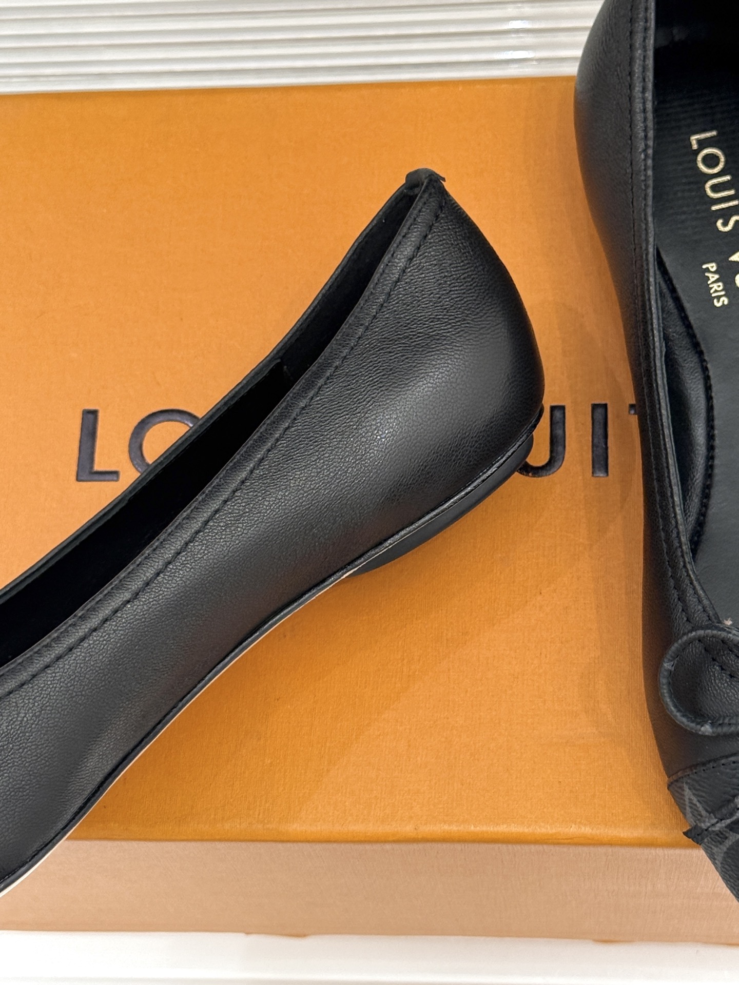 L*V驴家经典老花蝴蝶结芭蕾舞鞋以芭蕾韵律 续写LV经典传奇。将品牌标志性老花与蝴蝶结精妙融合重塑法式优