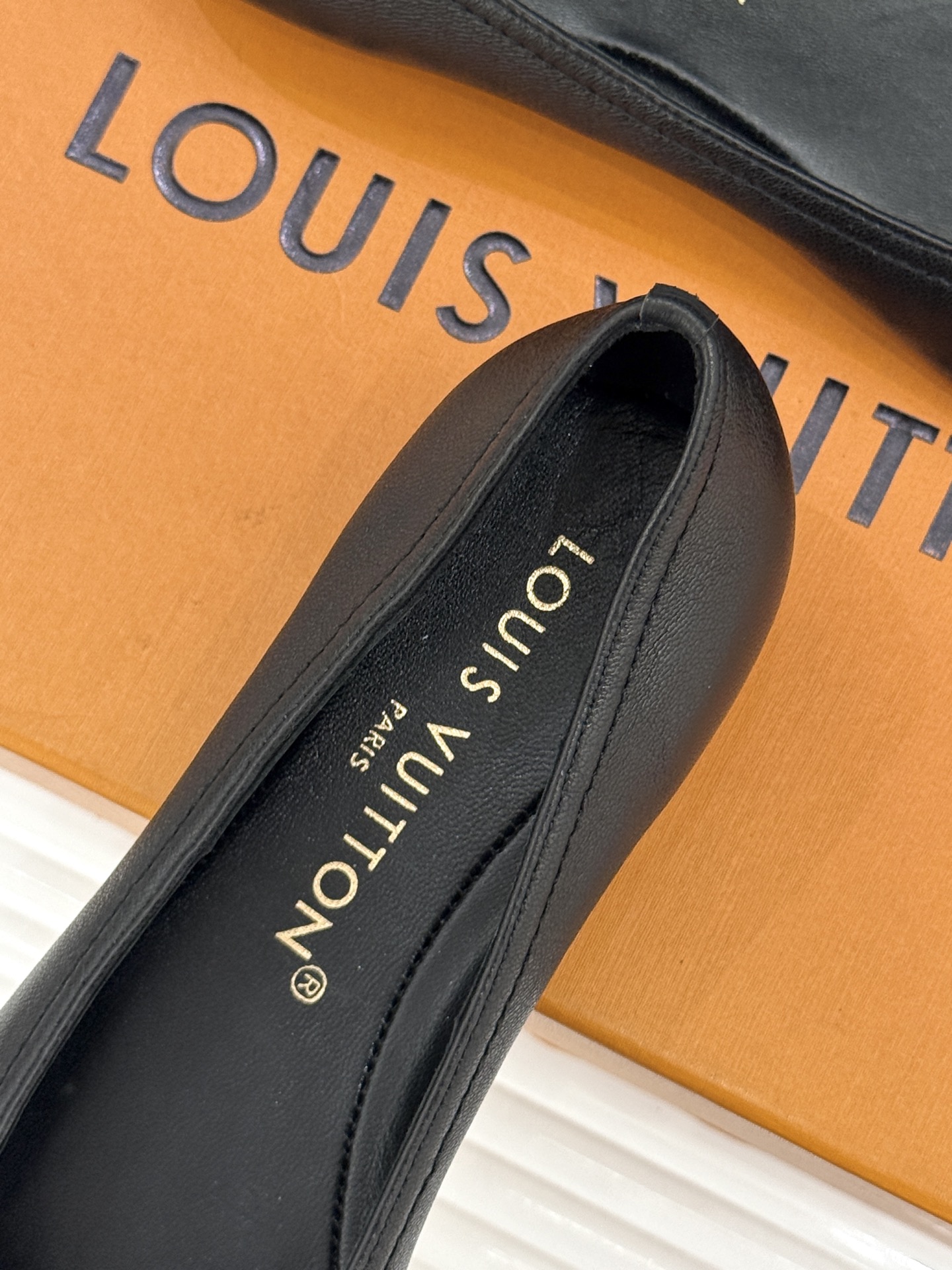 L*V驴家经典老花蝴蝶结芭蕾舞鞋以芭蕾韵律 续写LV经典传奇。将品牌标志性老花与蝴蝶结精妙融合重塑法式优