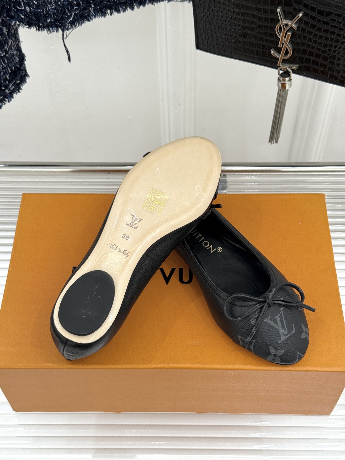 L*V驴家经典老花蝴蝶结芭蕾舞鞋以芭蕾韵律 续写LV经典传奇。将品牌标志性老花与蝴蝶结精妙融合重塑法式优