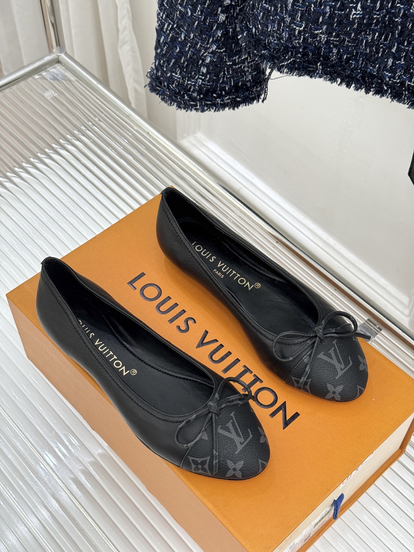 L*V驴家经典老花蝴蝶结芭蕾舞鞋以芭蕾韵律 续写LV经典传奇。将品牌标志性老花与蝴蝶结精妙融合重塑法式优