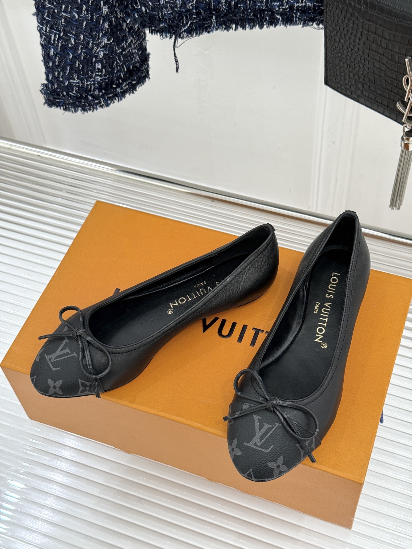 L*V驴家经典老花蝴蝶结芭蕾舞鞋以芭蕾韵律 续写LV经典传奇。将品牌标志性老花与蝴蝶结精妙融合重塑法式优