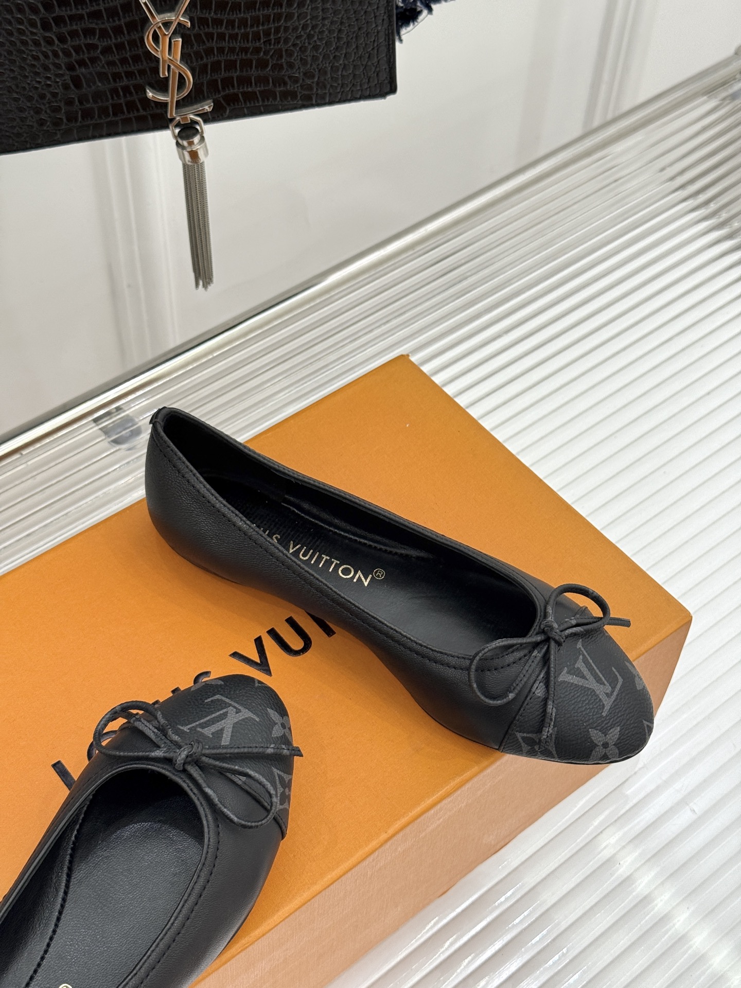 L*V驴家经典老花蝴蝶结芭蕾舞鞋以芭蕾韵律 续写LV经典传奇。将品牌标志性老花与蝴蝶结精妙融合重塑法式优