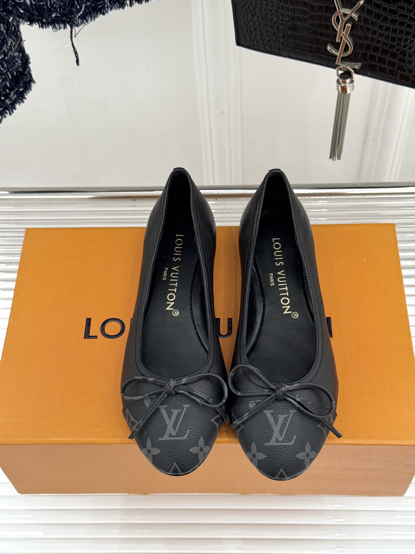 L*V驴家经典老花蝴蝶结芭蕾舞鞋以芭蕾韵律 续写LV经典传奇。将品牌标志性老花与蝴蝶结精妙融合重塑法式优