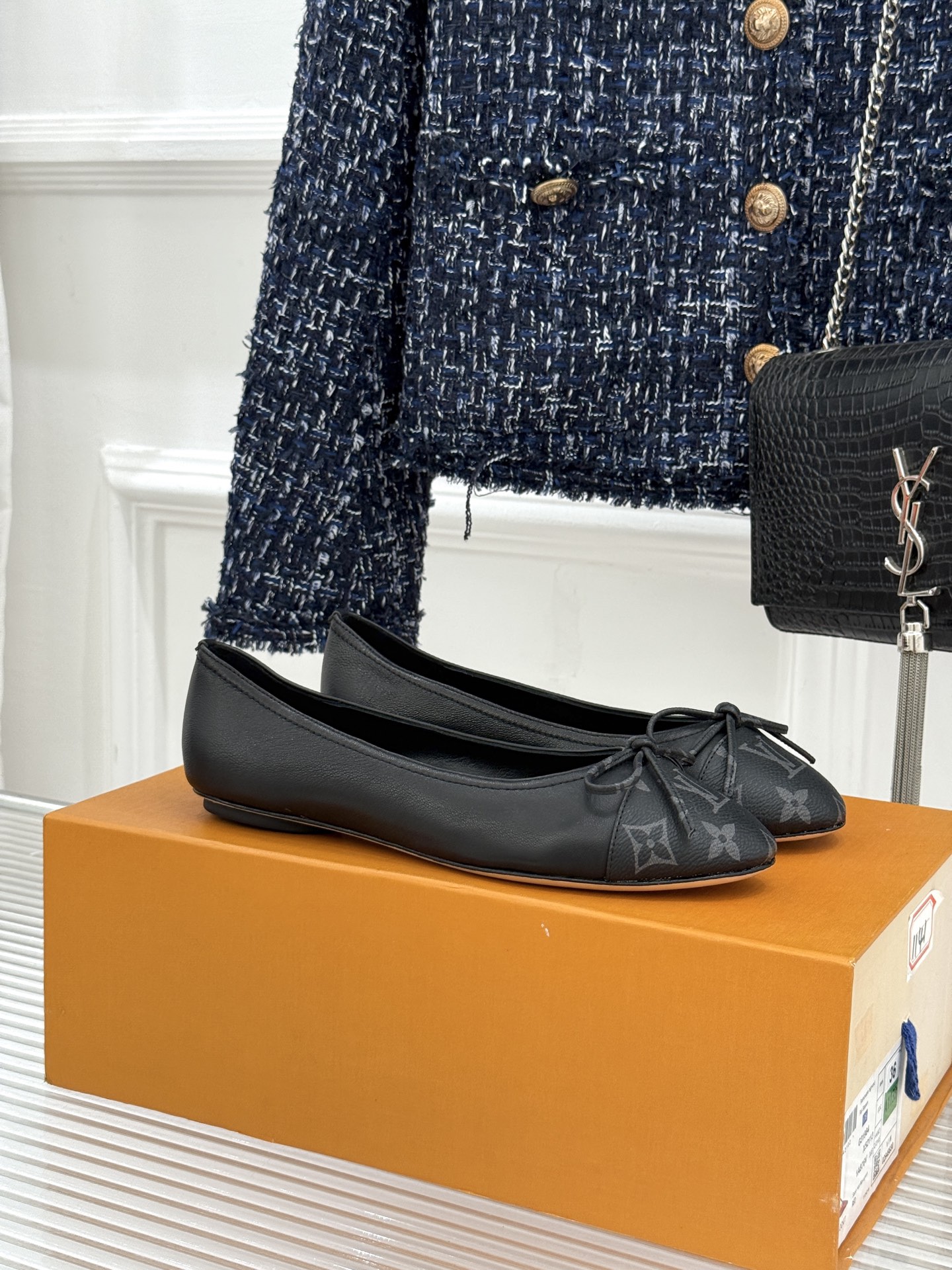 L*V驴家经典老花蝴蝶结芭蕾舞鞋以芭蕾韵律 续写LV经典传奇。将品牌标志性老花与蝴蝶结精妙融合重塑法式优